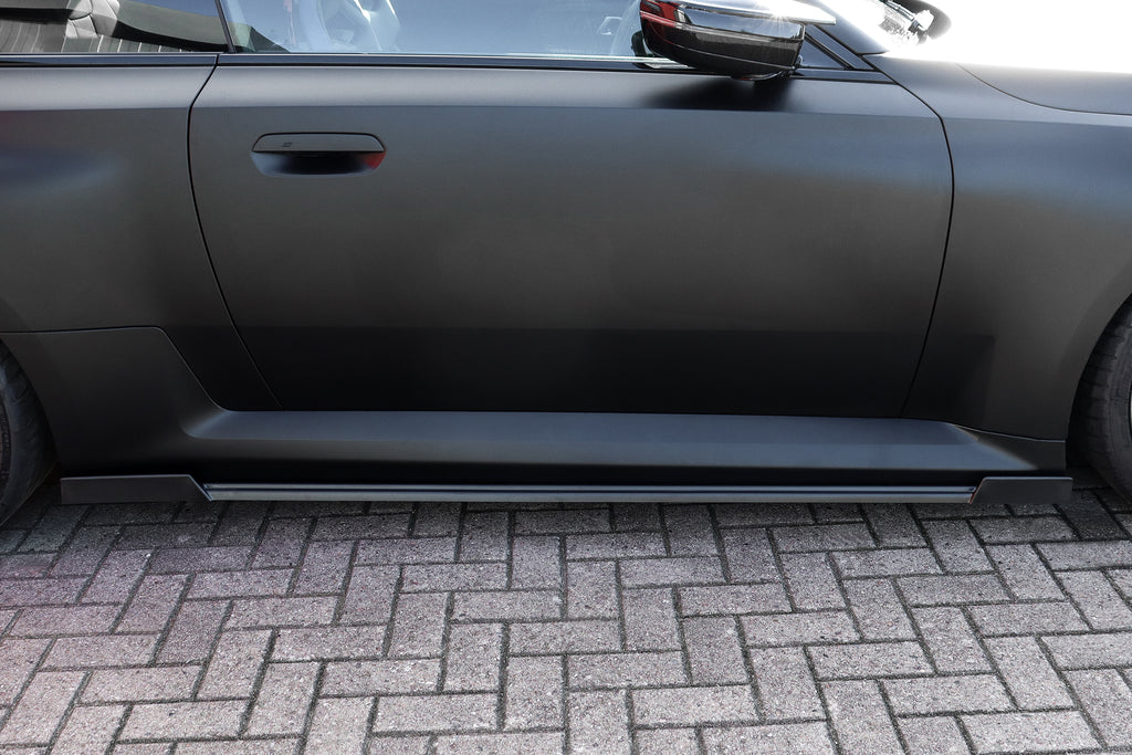 Seitenschweller mit Wing aus ABS für BMW M2 G87, vorne und hinten, in schwarzem Finish, von Ingo Noak Tuning.