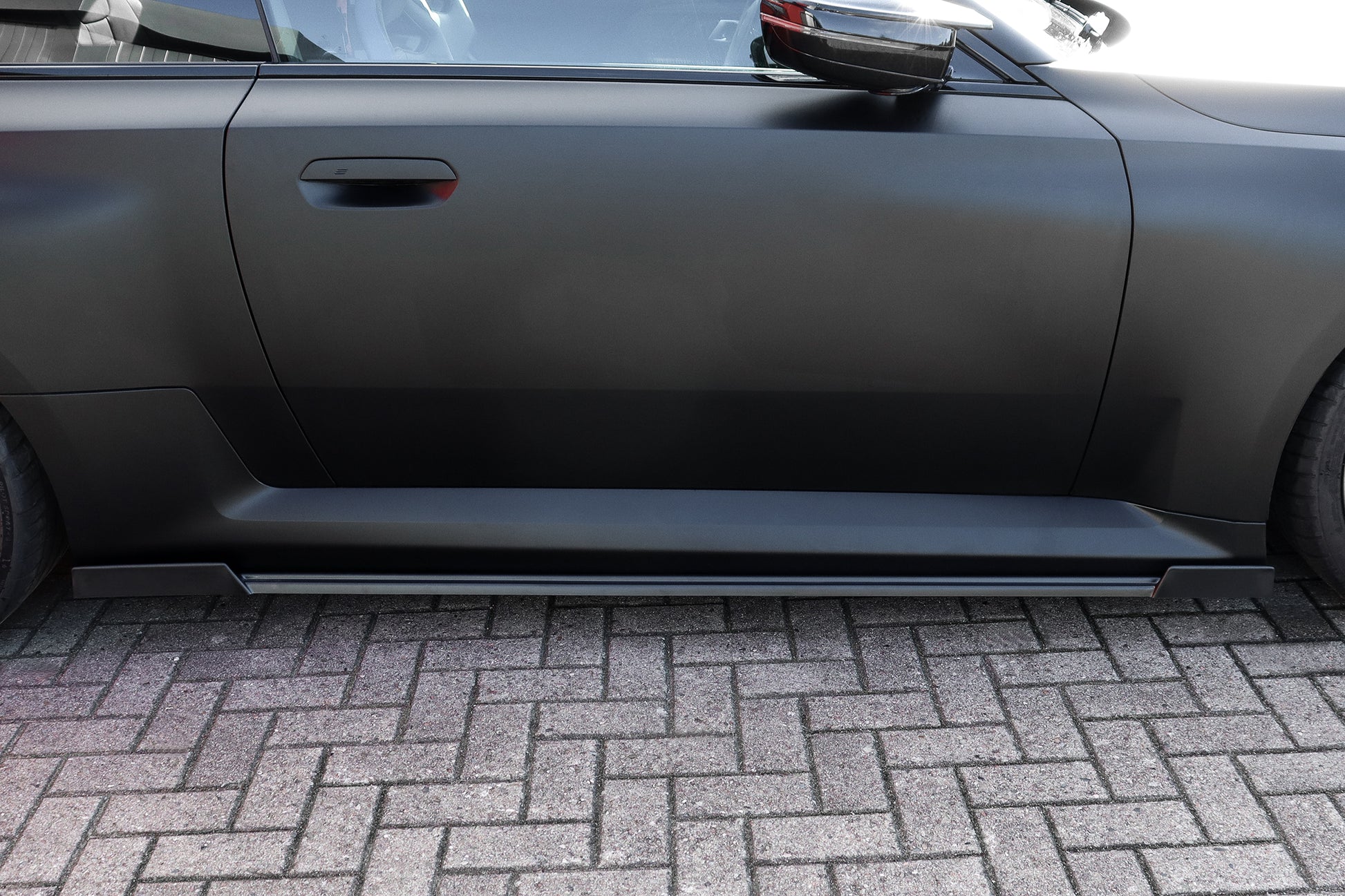 Seitenschweller mit Wing aus ABS für BMW M2 G87, vorne und hinten, in schwarzem Finish, von Ingo Noak Tuning.