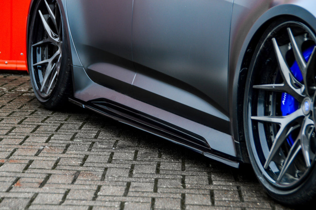 Seitenschweller für Audi RS7 C8 von Ingo Noak Tuning, schwarzes Fahrzeug mit sportlichem Design, sichtbar an den Seitenteilen.