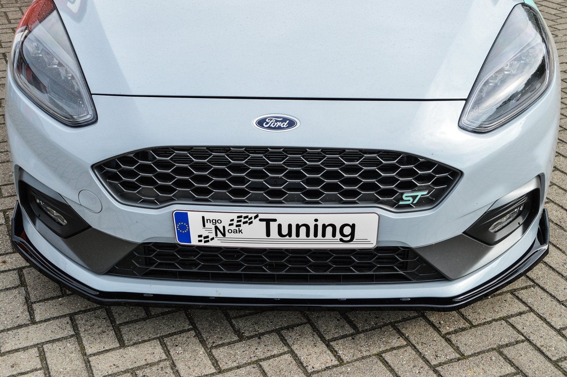 Frontspoilerlippe für Ford Fiesta ST MK8 von Ingo Noak Tuning, sportliches Design, aus hochwertigem Material, sichtbar auf dem Auto.