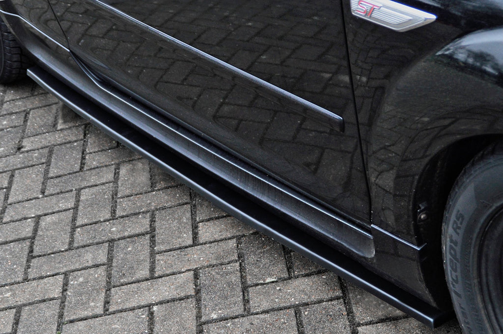 Seitenschweller im Cup Look für Ford Focus ST DA3, Bj. 2004-2010, von Ingo Noak Tuning, sichtbar an der Seite des Autos