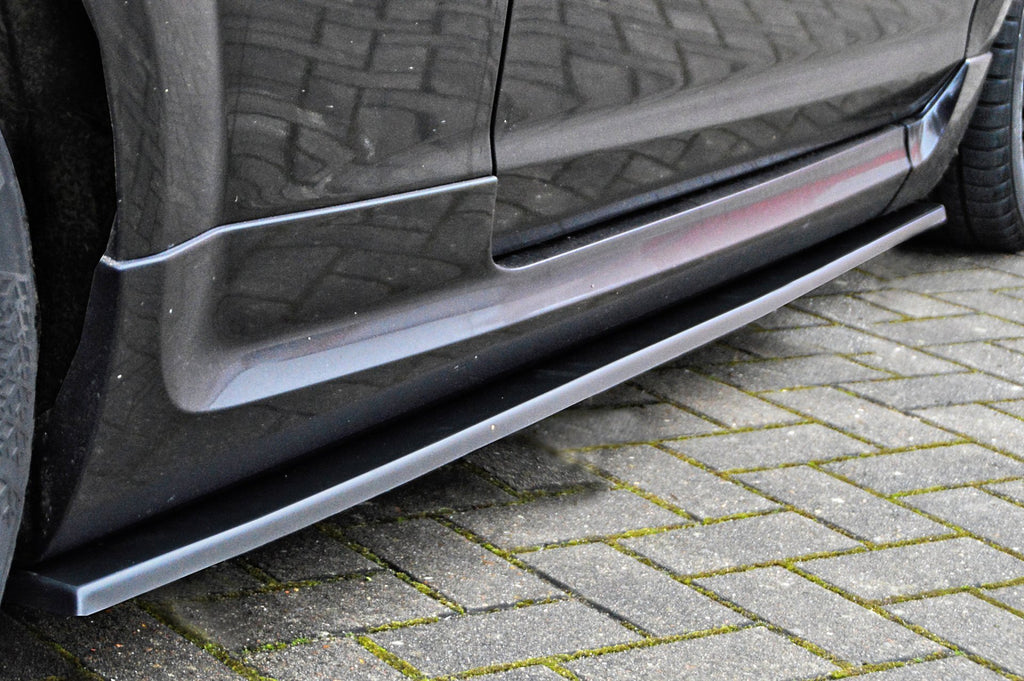 Seitenschweller im Cup Look für Ford Focus ST DA3 von 2004-2010, Ingo Noak Tuning, sichtbare Seitenteile am Fahrzeug.
