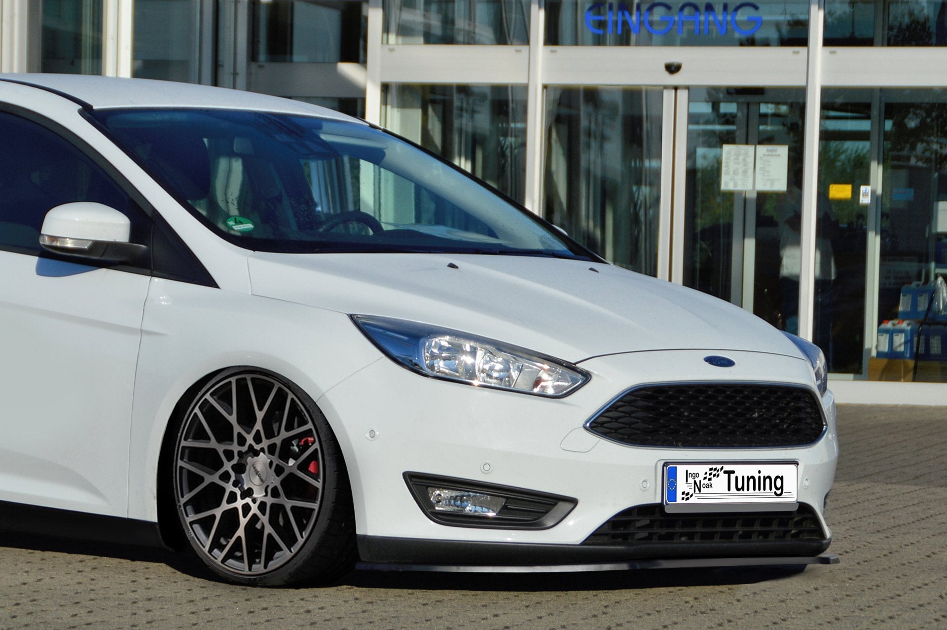Frontspoilerlippe für Ford Focus ab 2014, DYB, in Originaloptik, gefertigt von Ingo Noak Tuning, zeigt den sportlichen Fahrzeugstil