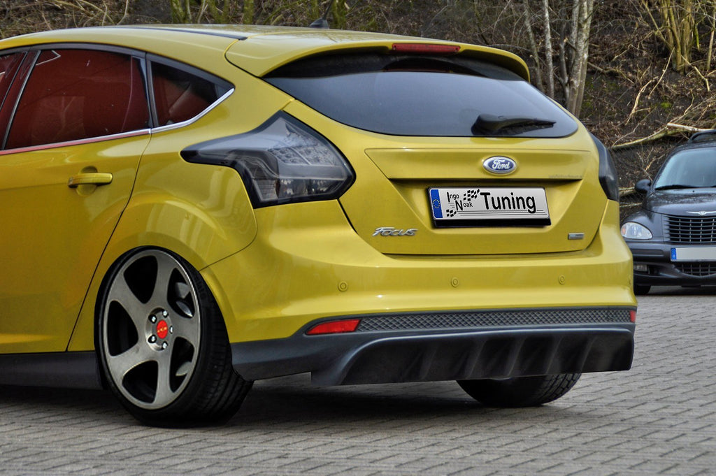 Heckdiffusor für Ford Focus DYB 2010-2014, Ingo Noak Tuning, aus hochwertigem Kunststoff, sichtbar montiert am Heck des Autos.