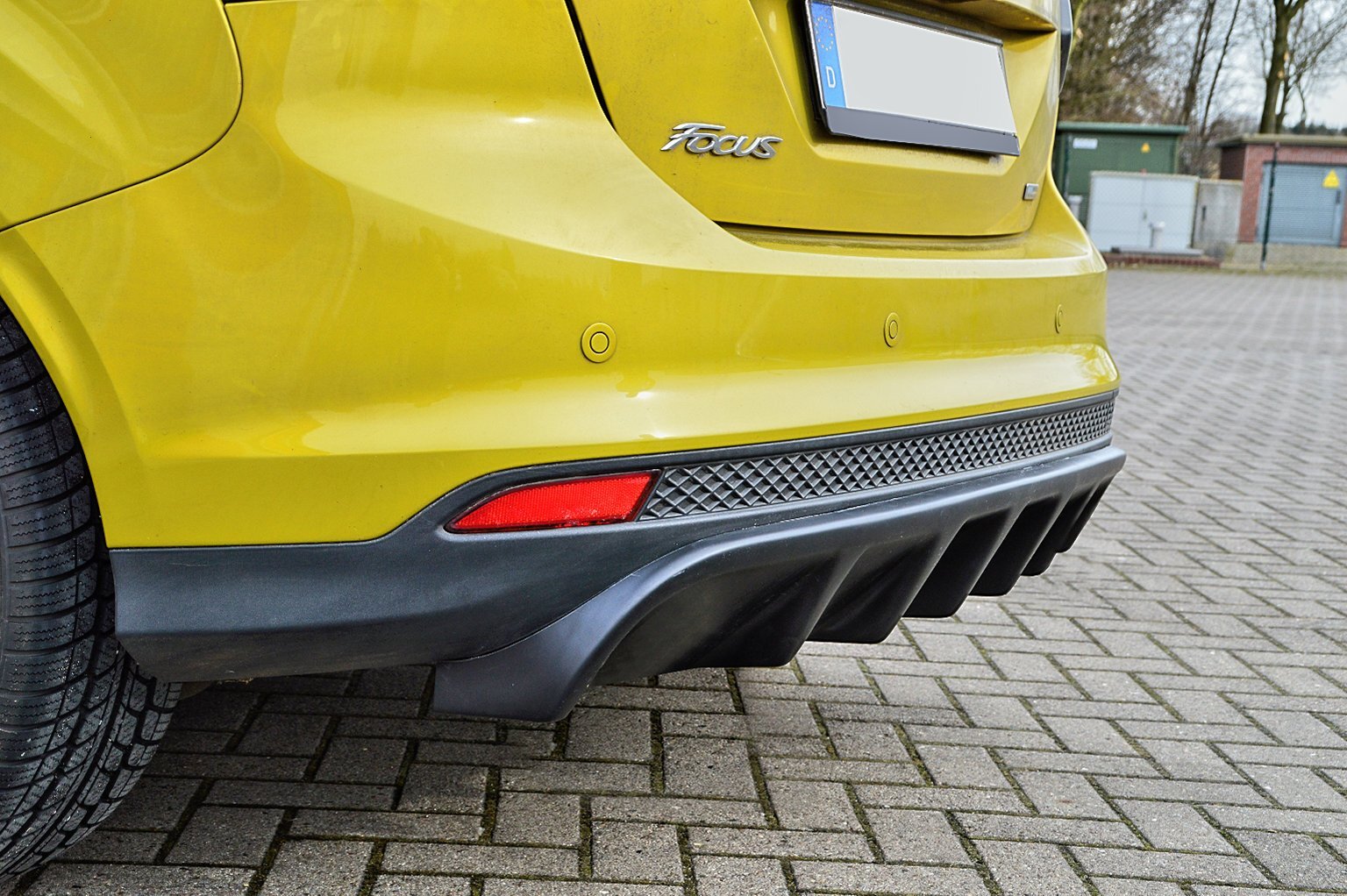 Heckdiffusor für Ford Focus DYB, Bj. 2010-2014, in dunklem Finish, passend für Ingo Noak Tuning Fahrzeug.