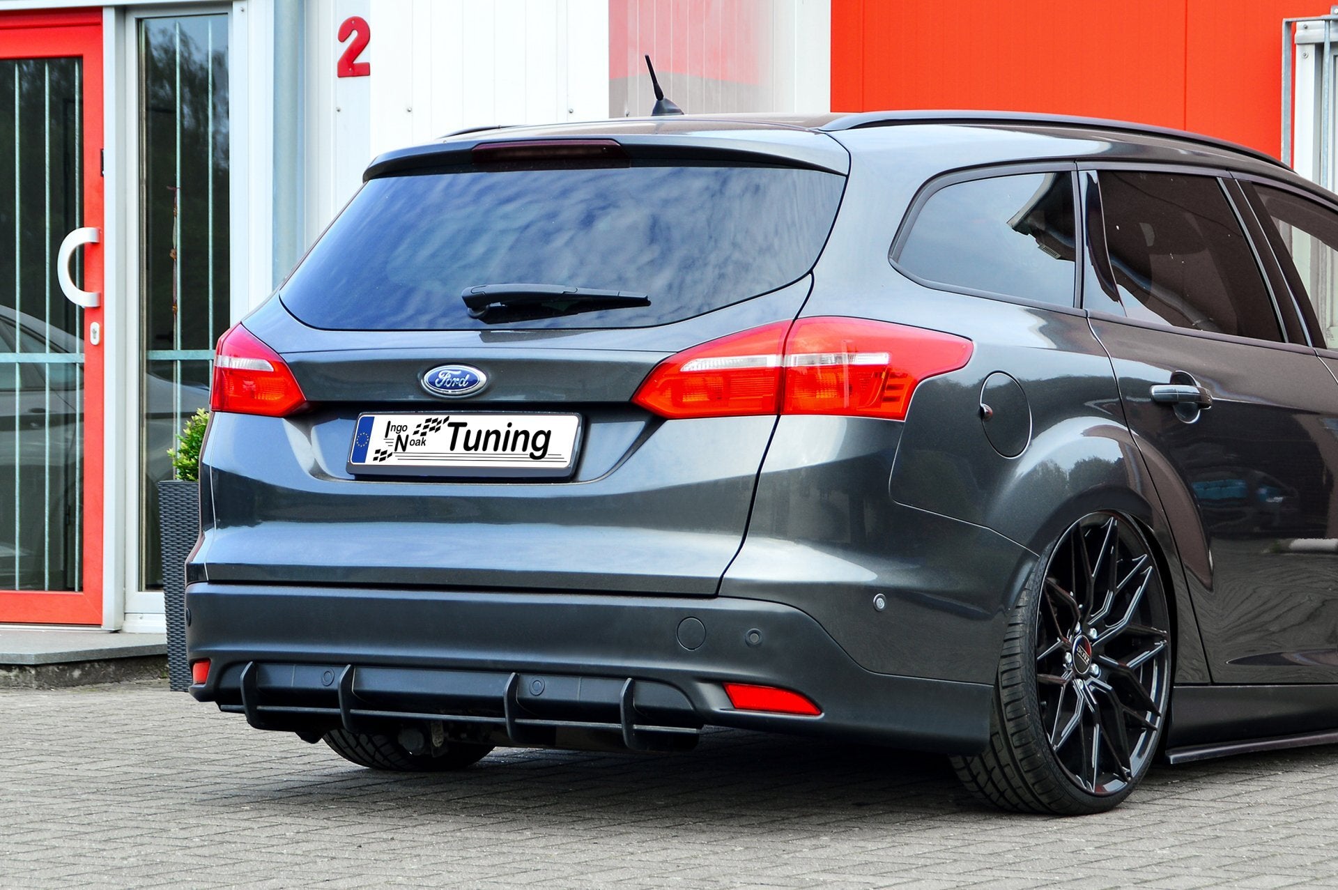 Heckansatz Diffusor für Ford Focus Turnier DYB ab 2014-2018, Ingo Noak Tuning, aus schwarzem Kunststoff, sichtbar auf dem Auto.