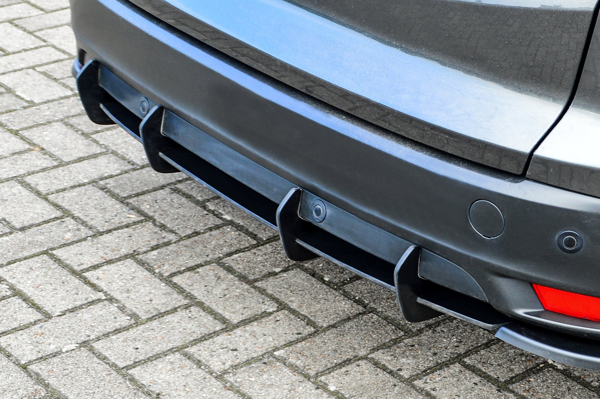 Heckansatz Diffusor für Ford Focus Turnier DYB ab 2014-2018, Ingo Noak Tuning, aus schwarzem Kunststoff, sichtbar montiert