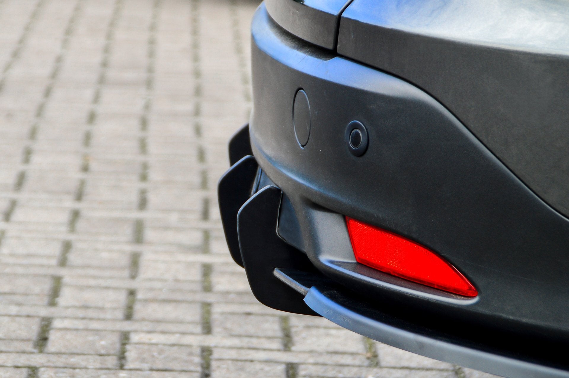 Heckansatz Diffusor für Ford Focus Turnier DYB ab 2014-2018, Ingo Noak Tuning, aus schwarzem Kunststoff, sichtbar auf dem Bild
