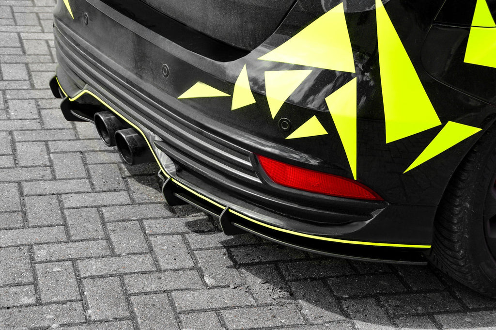 Gefräster Heckansatz V2 für Ford Focus ST DYB ab 2014-2018, in Schwarz, von Ingo Noak Tuning, auf Fahrzeug montiert.