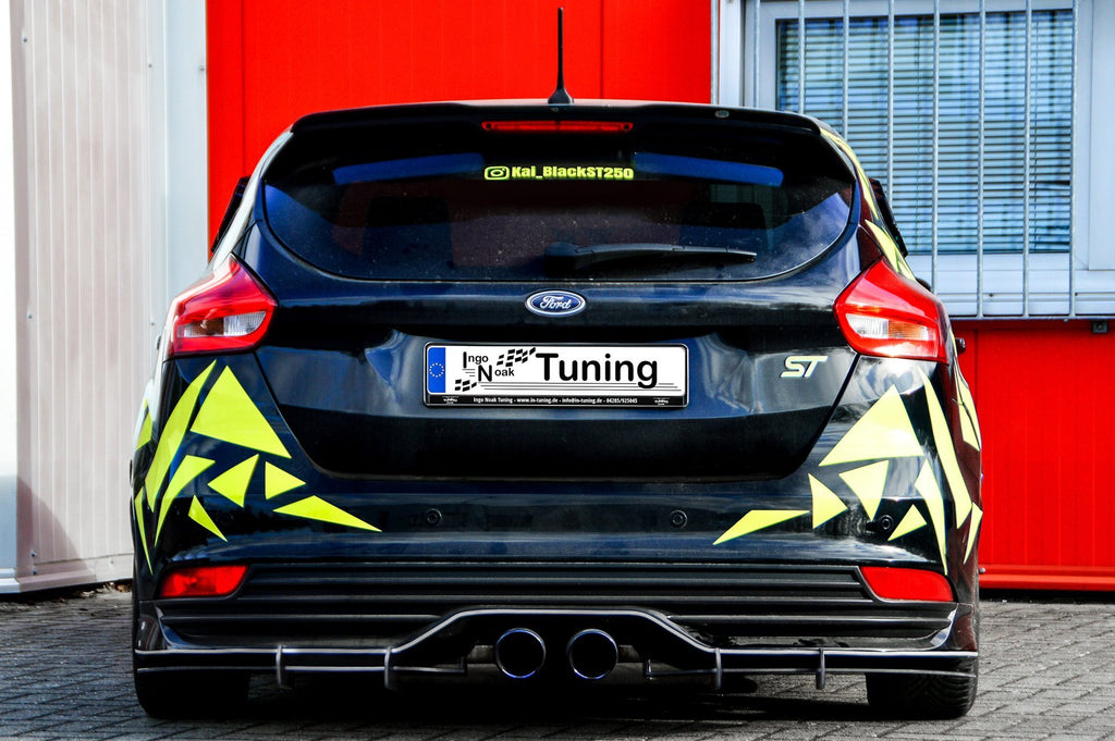 Gefräster Heckansatz V2 für Ford Focus ST DYB, ab 2014-2018, Ingo Noak Tuning, sichtbar auf Fahrzeugmontage.