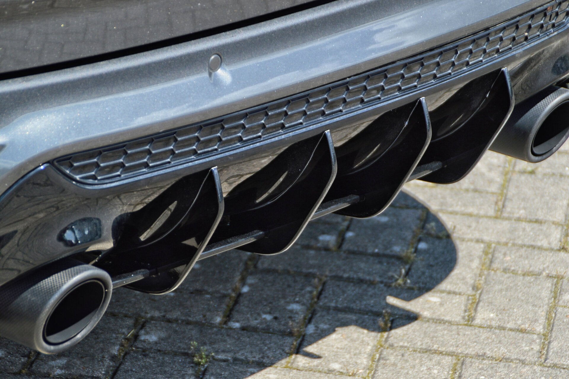 Heckansatz Diffusor für Ford Kuga DM2 ab 2016, Ingo Noak Tuning, zeigt schwarzen Kunststoff mit sportlichem Design