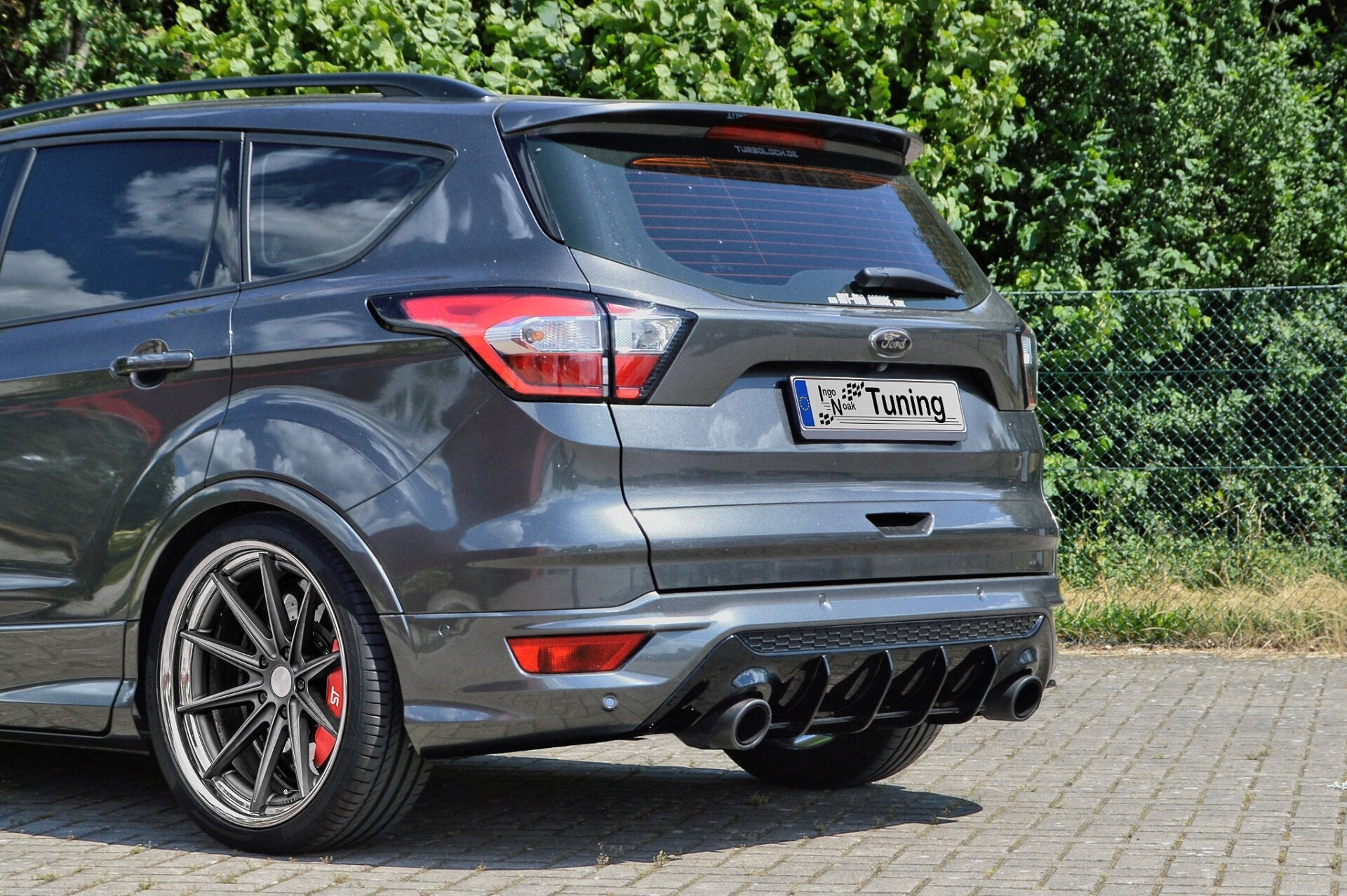 Heckansatz Diffusor für Ford Kuga DM2 ab 2016, Ingo Noak Tuning, sichtbare Oberfläche und Design des Heckansatzes.