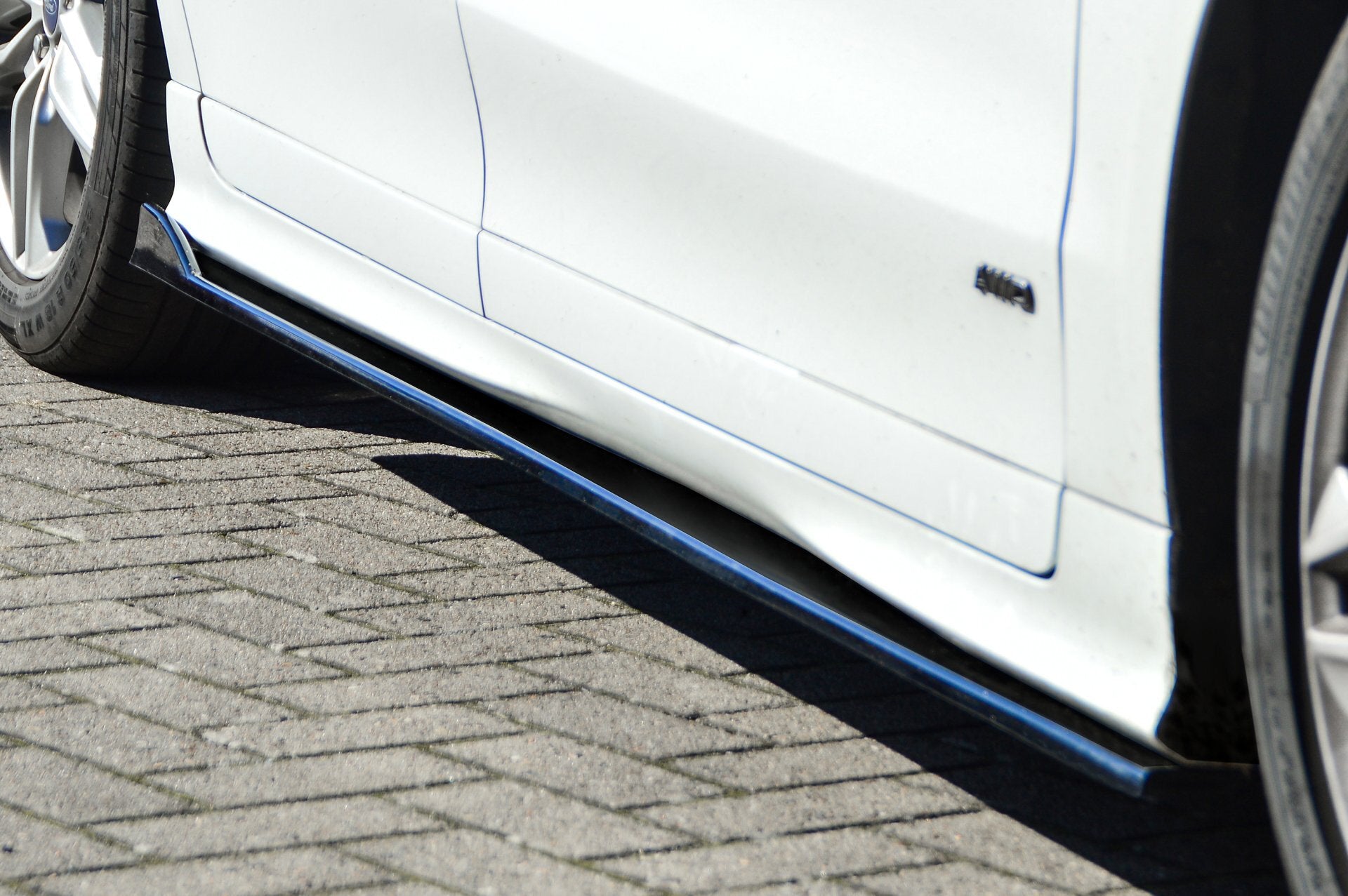 Seitenschweller für Ford S-Max 2 ST-Line ab 2015-2019, Ingo Noak Tuning, aus hochwertigem Material sichtbar auf dem Auto.