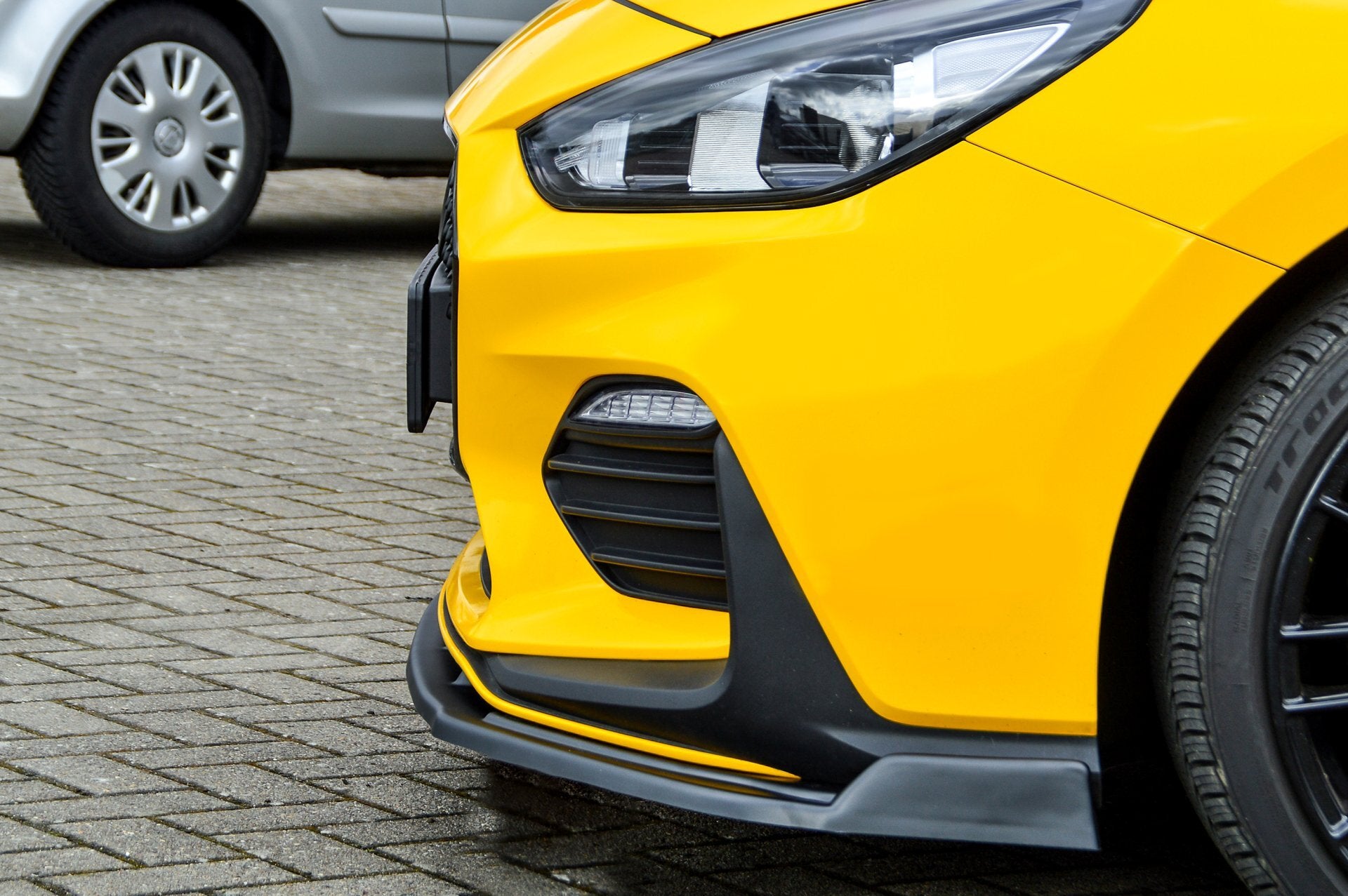 Frontspoilerlippe für Hyundai i30 N-Line Fastback ab 2017-2021, Ingo Noak Tuning, zeigt die aerodynamische Fahrzeugfront.