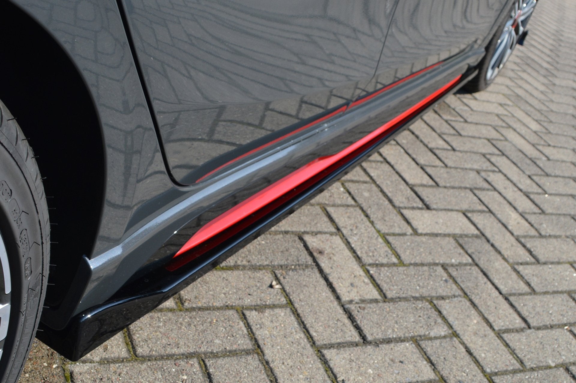 Seitenschweller für Kia Ceed GT und Pro Ceed von Ingo Noak Tuning, aus Aluminium, in schwarzer Optik, für sportlichen Look.