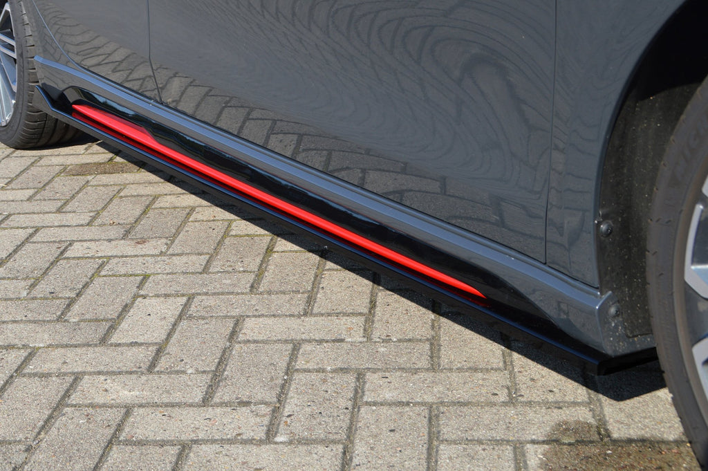 Seitenschweller für Kia Ceed GT und Pro Ceed von Ingo Noak Tuning, schwarze Autoteile, Blick auf die seitliche Fahrzeugseite