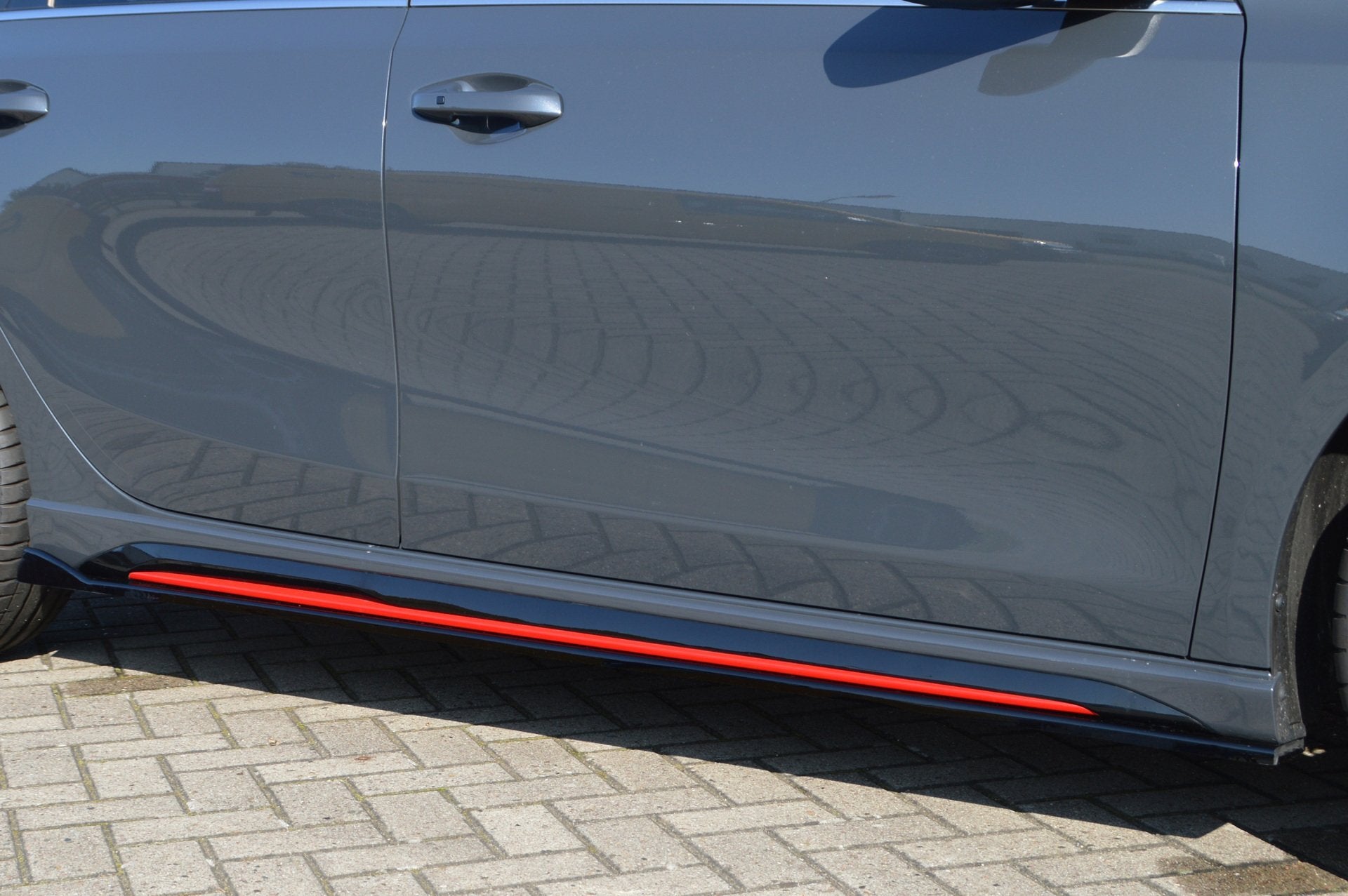 Seitenschweller für Kia Ceed GT und Pro Ceed von Ingo Noak Tuning, sichtbar auf dem Fahrzeug, in Schwarz lackiert.