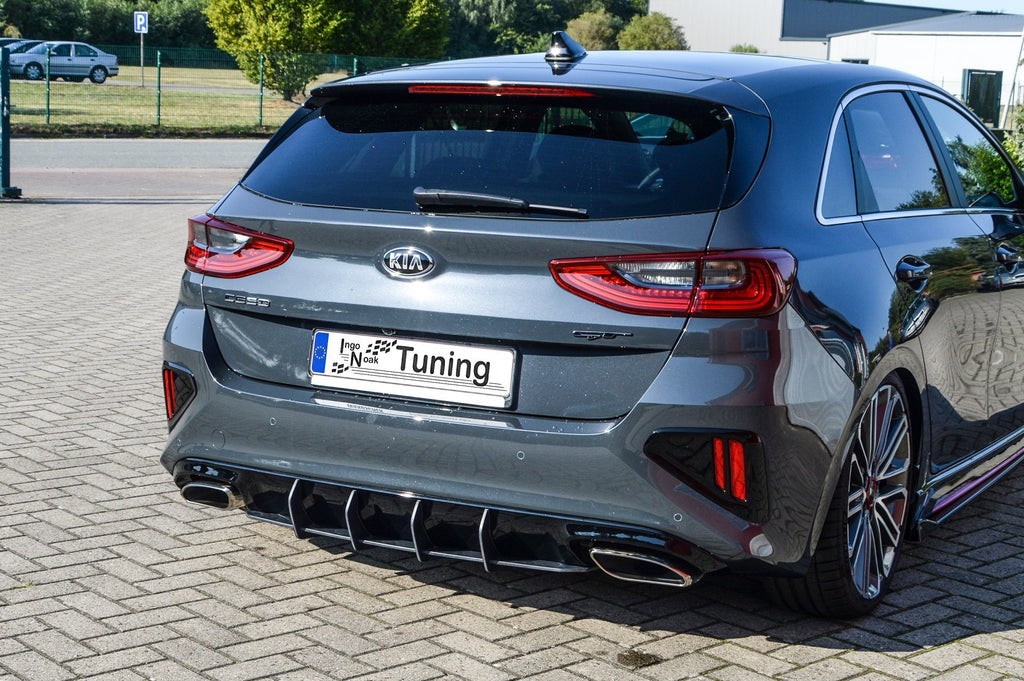 Heckdiffusor von Ingo Noak Tuning für Kia Ceed GT ab 2018-2021, zeigt den schwarzen Diffusor mit aerodynamischem Design.