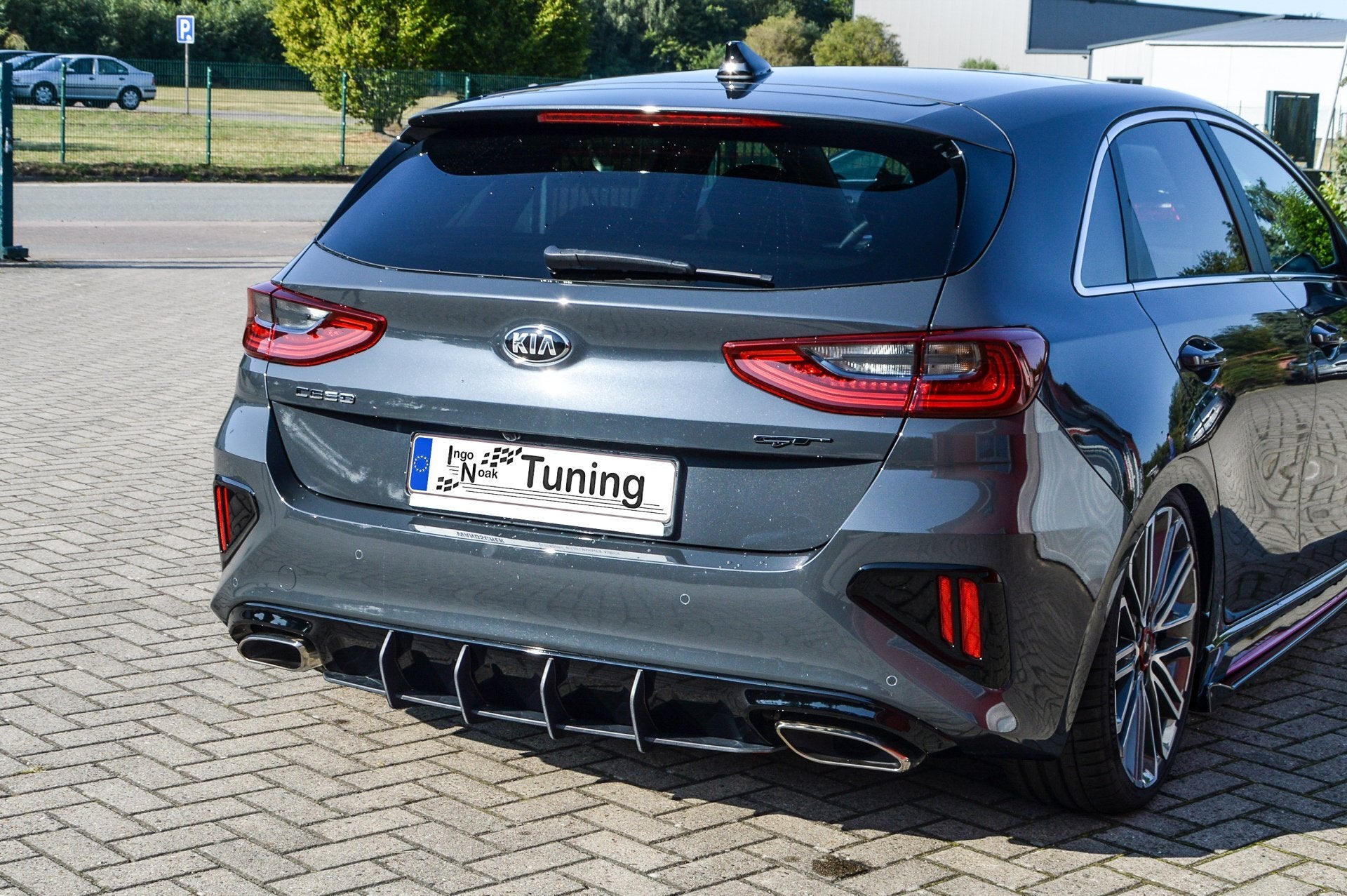 Heckdiffusor von Ingo Noak Tuning für Kia Ceed GT ab 2018-2021, zeigt den schwarzen Diffusor mit aerodynamischem Design.