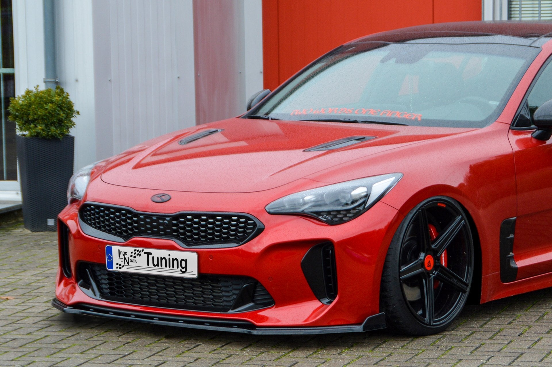 Frontspoilerlippe für Kia Stinger CK von Ingo Noak Tuning, aerodynamisches Auto-Upgrade, zeigt die sportliche Fahrzeugfront.