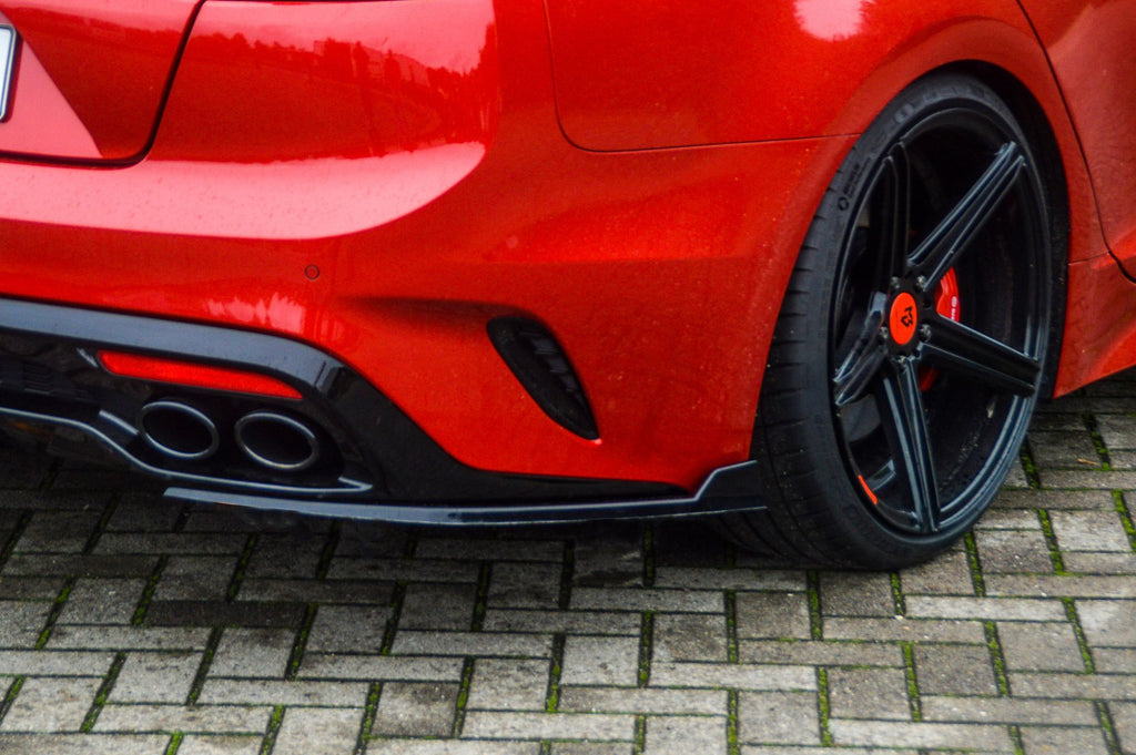 Seitenteile für Kia Stinger CK, Heckansatz von Ingo Noak Tuning, aus hochwertigem Material, sichtbar an den Seiten des Autos