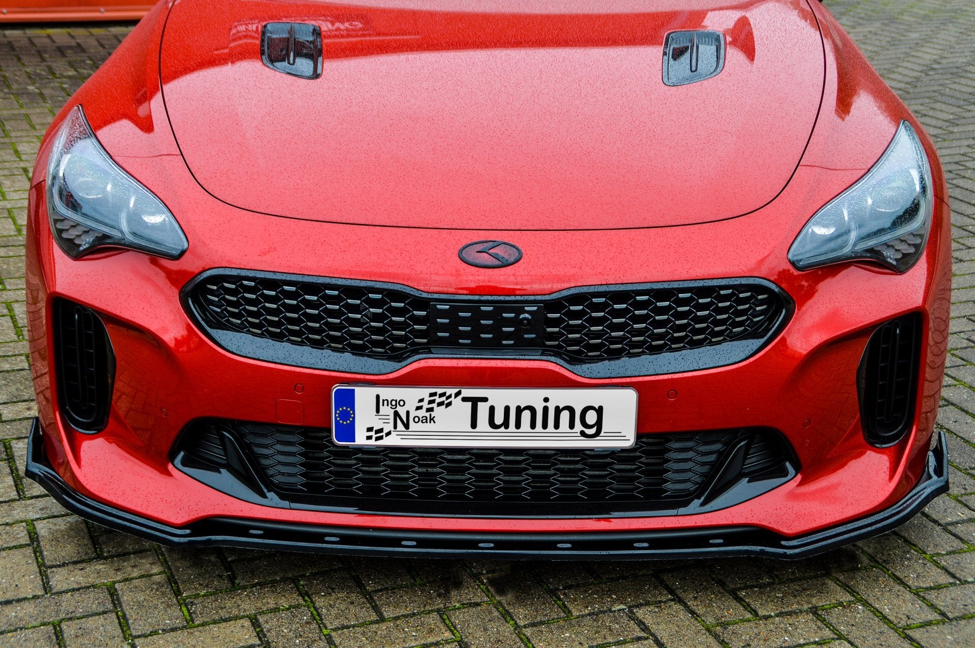Vordere Spoilerlippe für Kia Stinger CK von Ingo Noak Tuning, aus hochwertigem Material, sichtbar auf dem Bild.