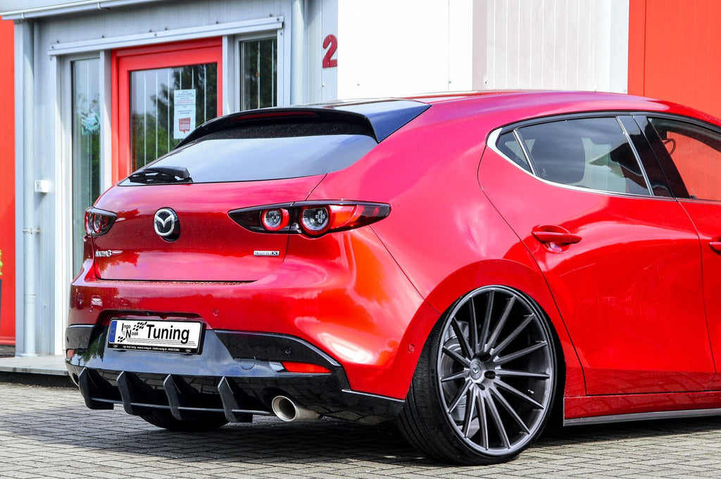 Gefräster Heckansatz aus ABS für Mazda 3 BP, passend für Ingo Noak Tuning, zeigt die präzise lackierte Heckstoßstange.