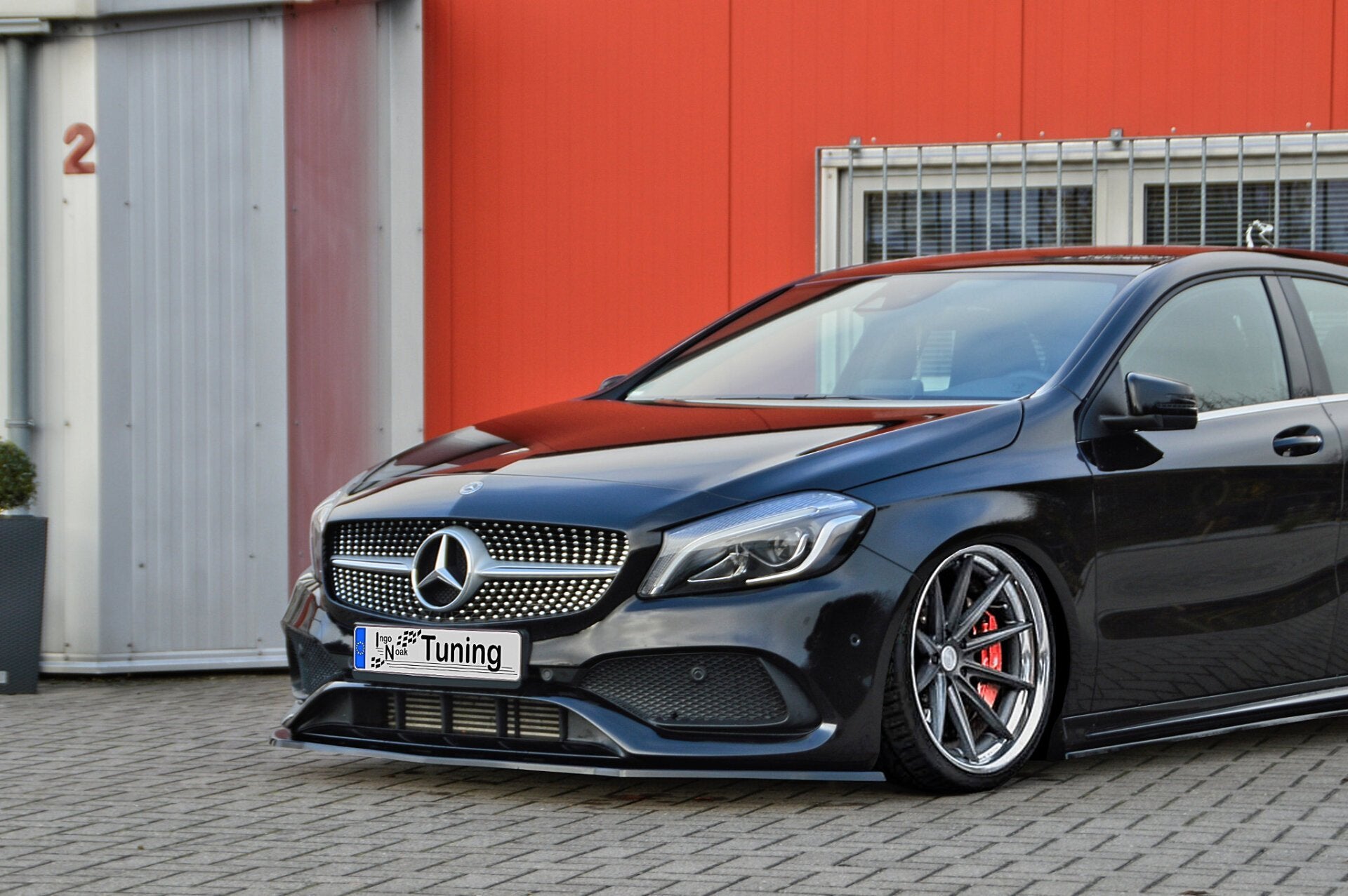 Frontspoilerlippe für Mercedes A W176 AMG-Line MOPF, Ingo Noak Tuning, zeigt die sportliche Fahrzeugfront in Nahaufnahme