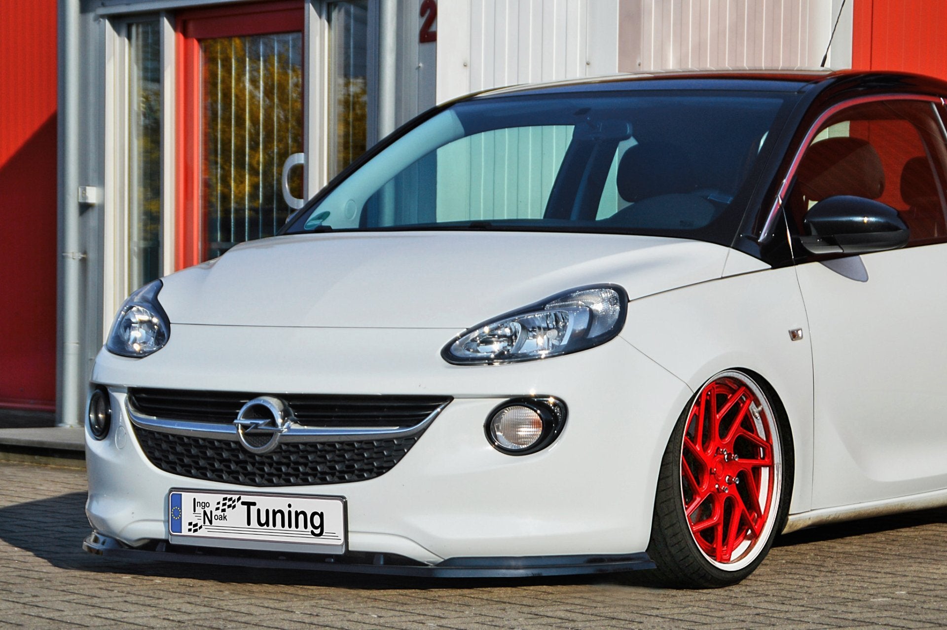 Frontspoilerlippe für Opel Adam ab 2012, Ingo Noak Tuning, aerodynamisches Autoteil, zeigt die schwarze Frontlippe in Nahaufnahme.