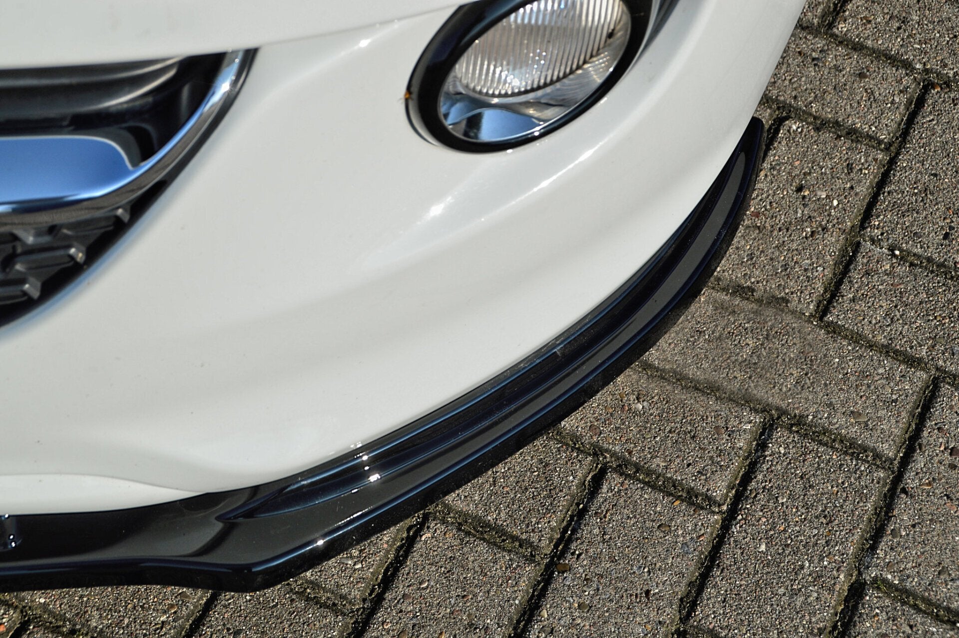 Frontspoilerlippe für Opel Adam ab 2012, Ingo Noak Tuning, zeigt die sportliche Autoverkleidung im Detail