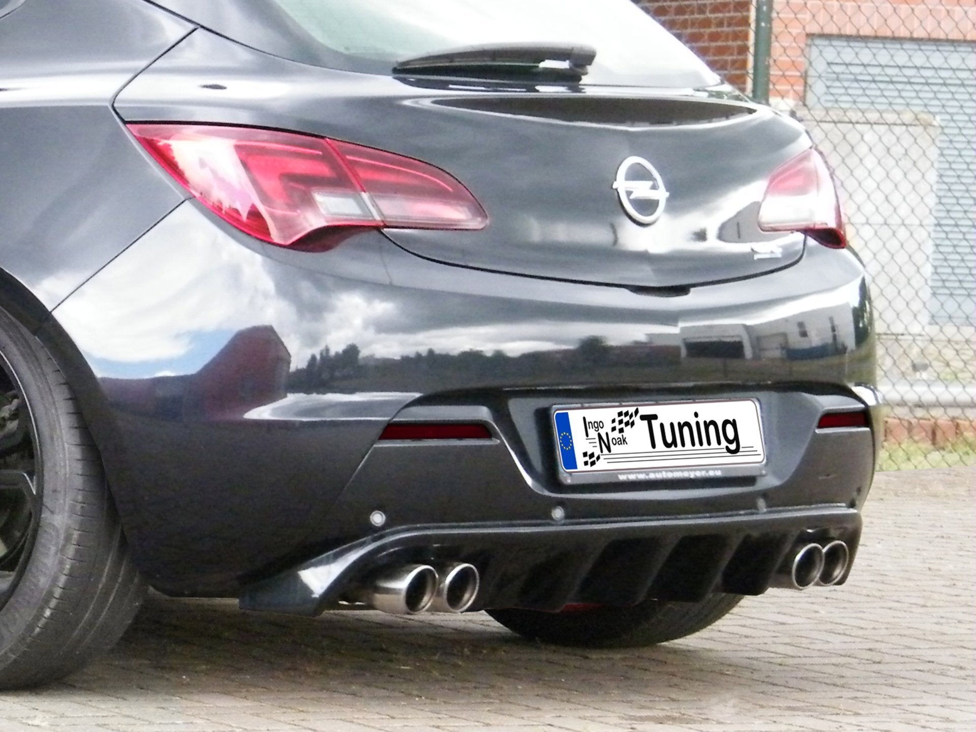Heckdiffusor für Opel Astra J GTC mit Einparkhilfe, Ingo Noak Tuning, schwarze Kunststofffrontpartie, sportliches Design