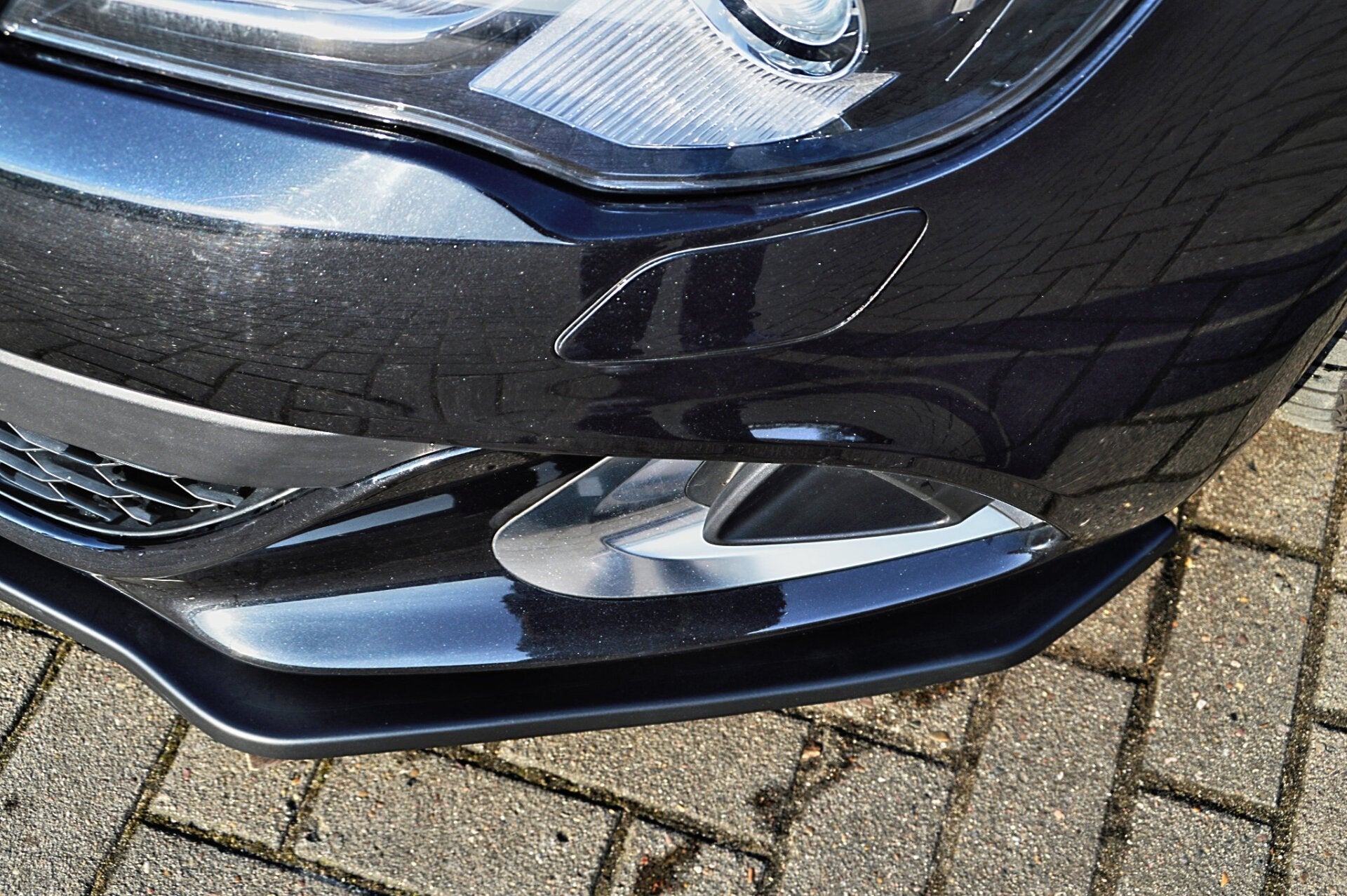 Cup Spoilerlippe für Opel Astra J OPC, schwarzes Tuning-Teil von Ingo Noak Tuning, auf Fahrzeug montiert sichtbar