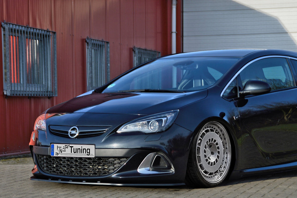 Cup Spoilerlippe für Opel Astra J OPC von Ingo Noak Tuning, zeigt die schwarze spoilerartige Fahrzeugverkleidung