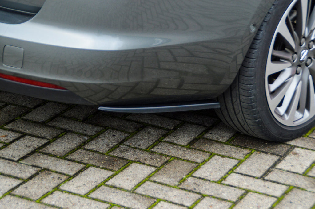 Seitenteile für Opel Astra K Sportstourer, Heckansatz von Ingo Noak Tuning, schwarze Kunststoffteile, detailreiche Ansicht