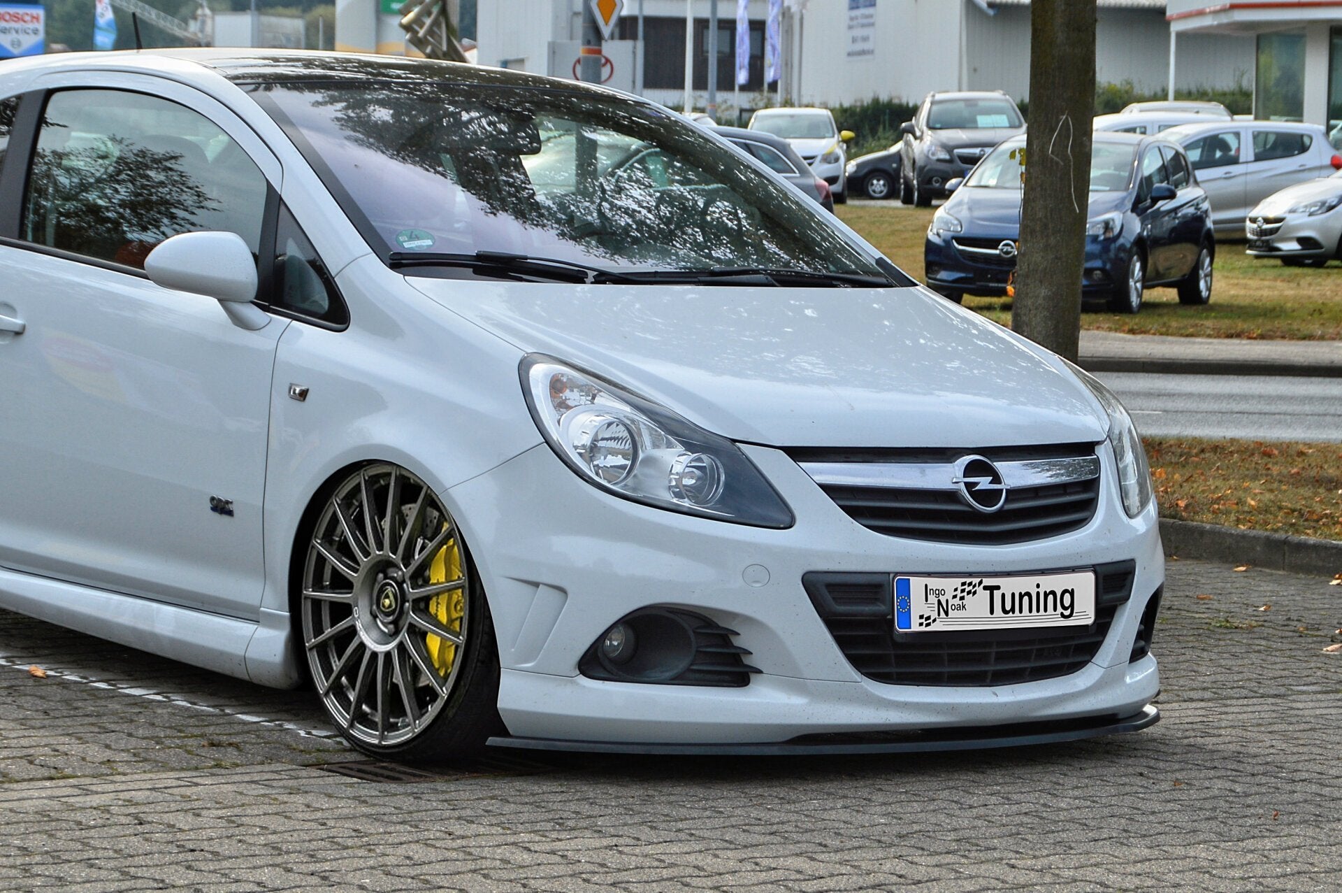 Frontspoilerlippe für Opel Corsa D OPC von Ingo Noak Tuning, zeigt die aerodynamische Fahrzeugfront-Verbesserung