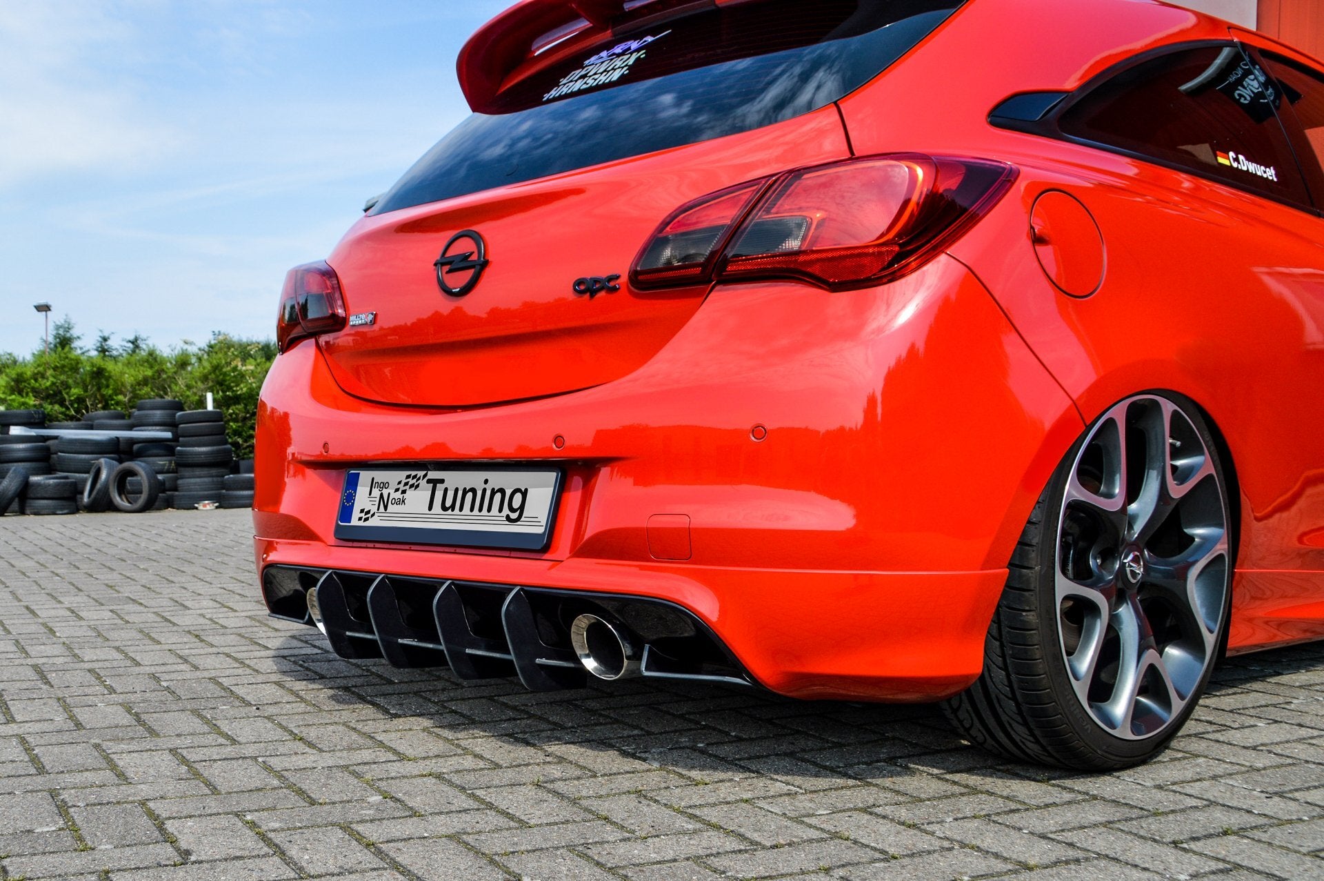 Gefräster Heckansatz mit Finnen V2 für Opel Corsa E OPC, schwarzes Tuning-Bodykit, sichtbar auf der Fahrzeugstoßstange