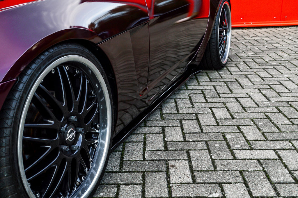 Seitenschweller für Opel GT Roadster von Ingo Noak Tuning, robuste Kunststoffteile, aerodynamisches Design, montiert am Fahrzeug