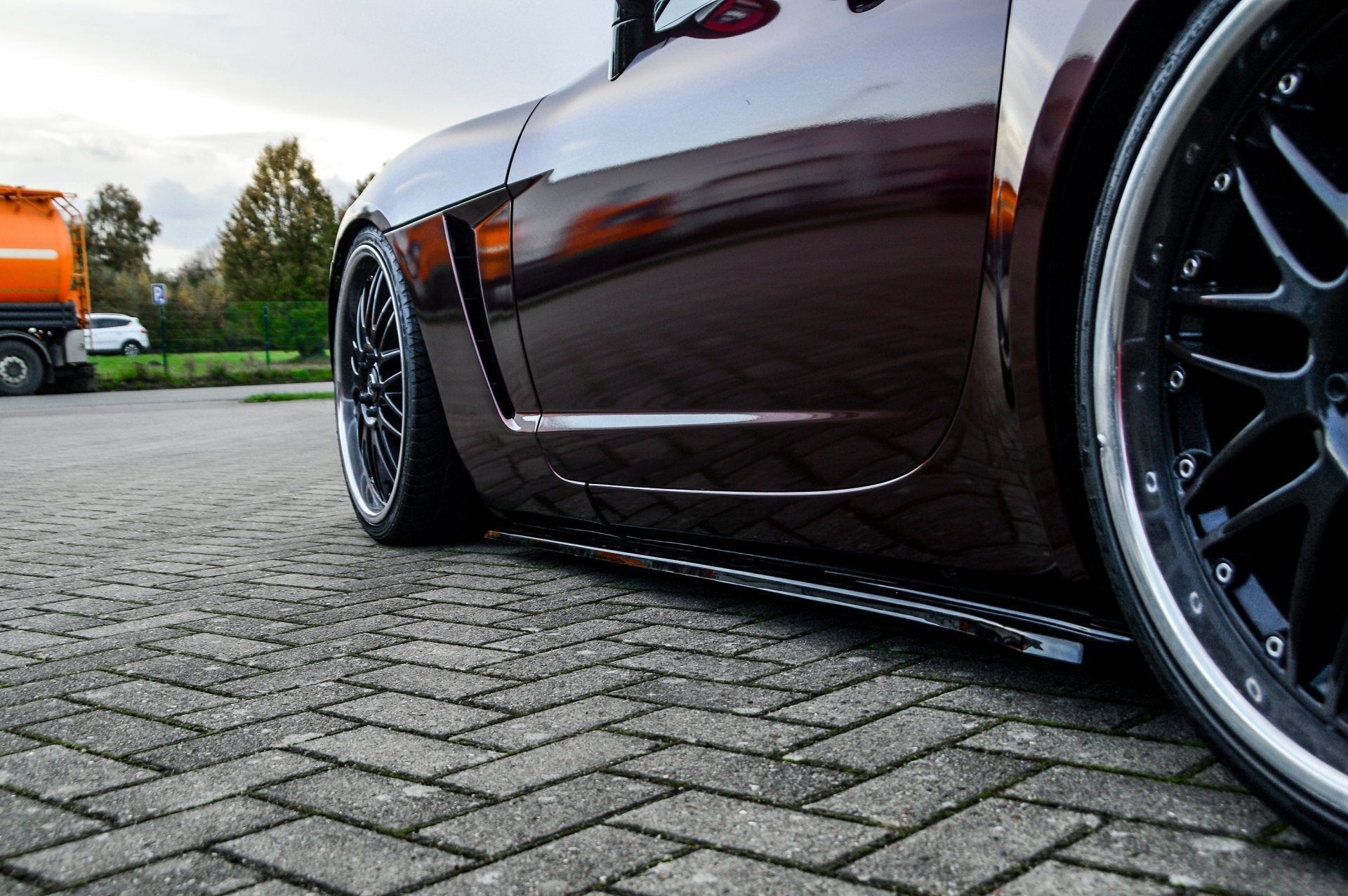 Seitenschweller für Opel GT Roadster von Ingo Noak Tuning, schwarze Karosserie-Optik, aerodynamisches Design, sichtbar im Bild