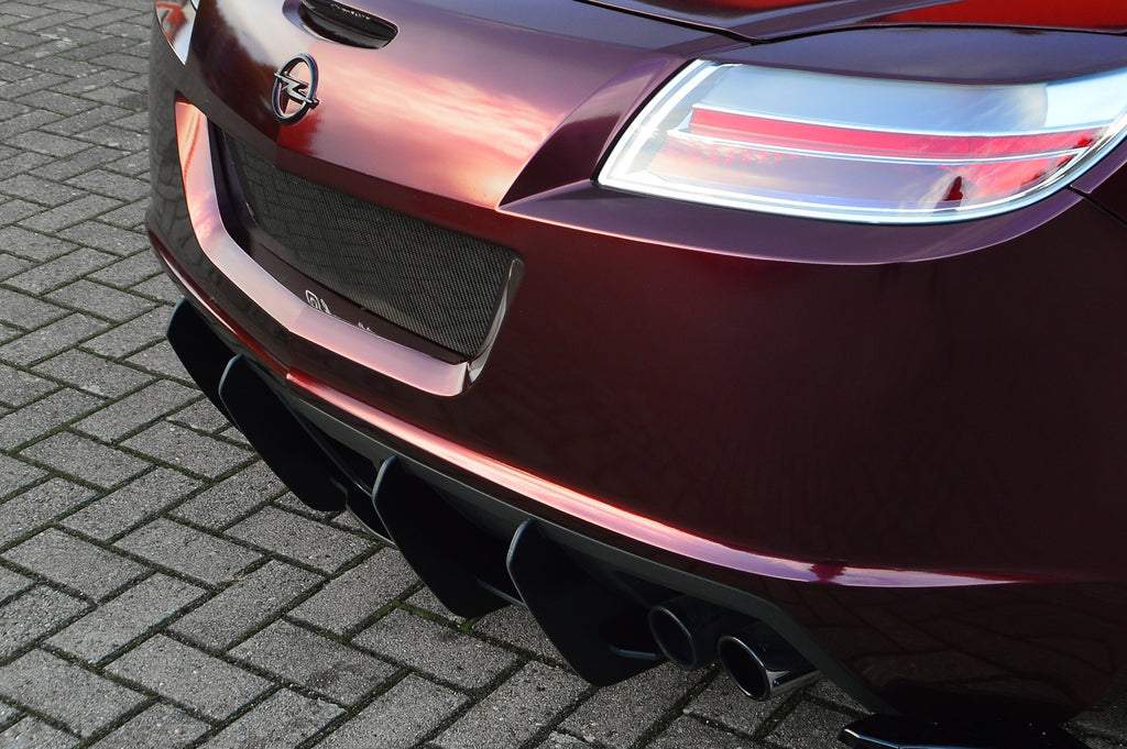 Gefräster Heckansatz für Opel GT Roadster von Ingo Noak Tuning, aus Carbon gefertigt, zeigt detaillierte Oberfläche und passgenaue Form.