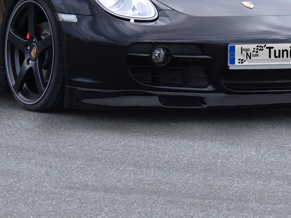 Frontspoiler in GT3 Optik für Porsche Cayman 987, von Ingo Noak Tuning, zeigt das aerodynamische Design und die glänzende Oberfläche.