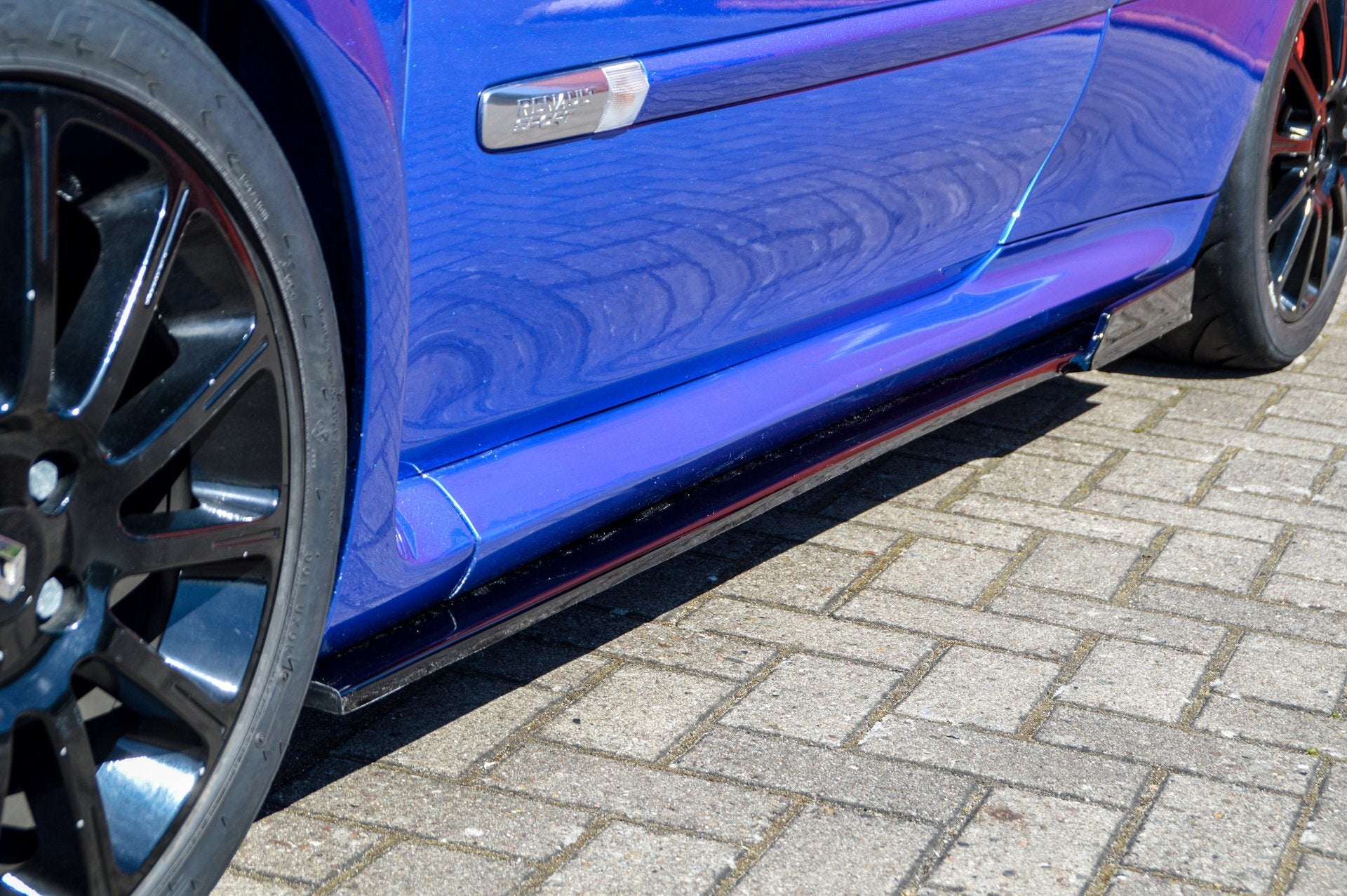 Seitenschweller im Cup5 Look für Renault Clio RS Phase 2, Ingo Noak Tuning, sichtbare Seitenteile und Designdetails