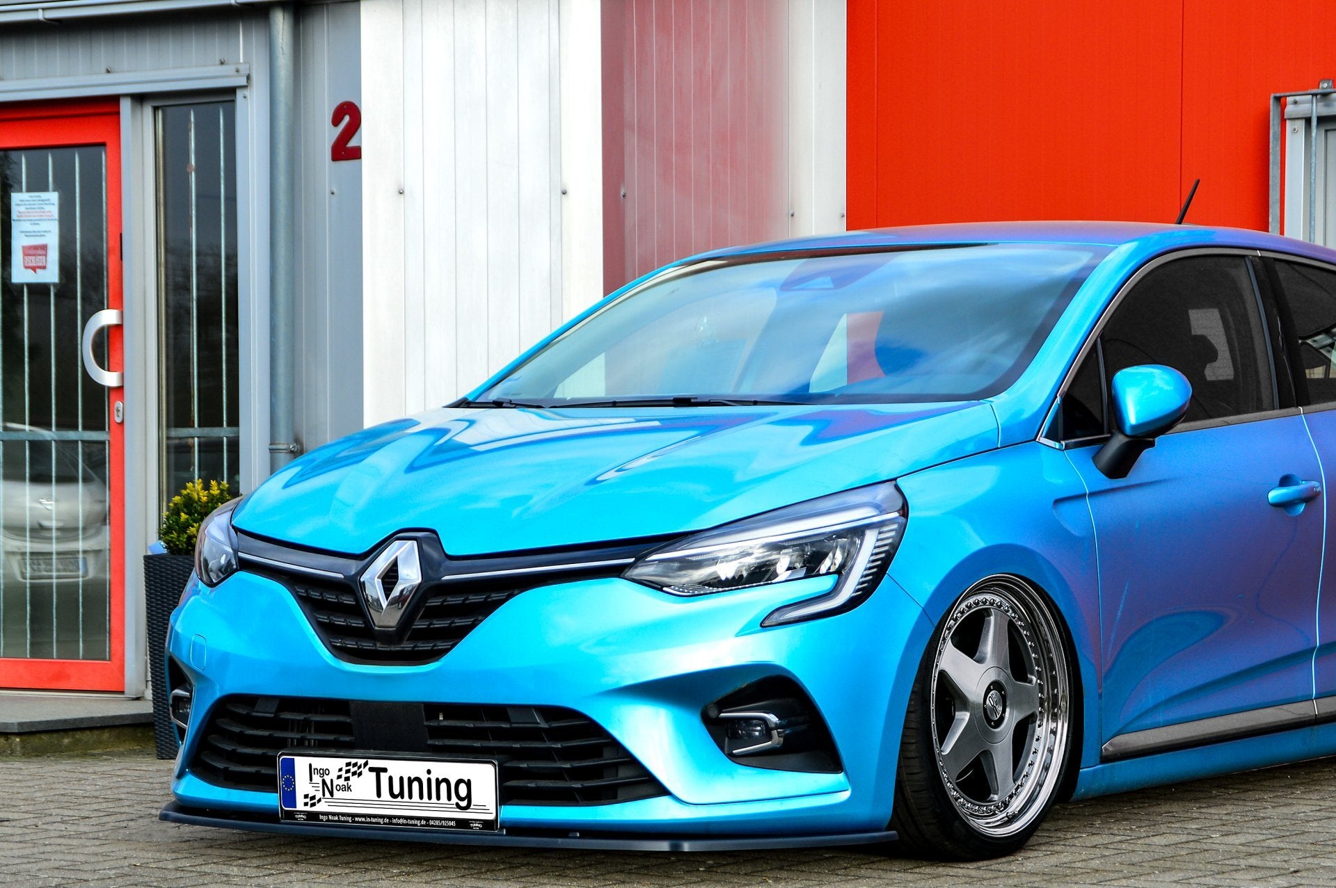 Vorderer Spoiler Cuplippe für Renault Clio 5, Ingo Noak Tuning, sichtbar mit Spoilerschwert und Befestigung