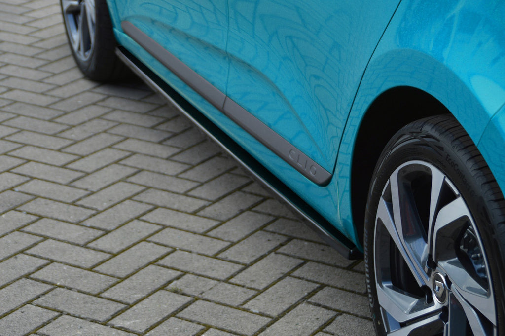 Seitenschweller Satz für Renault Clio 5 Standard von Ingo Noak Tuning, sichtbare schwarze Seitenschweller an einem Fahrzeug