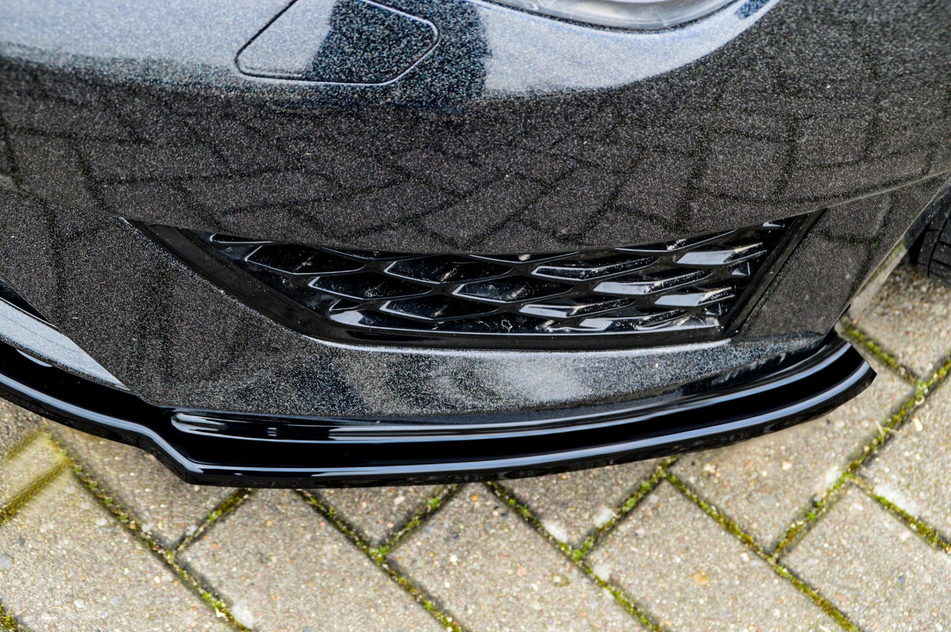 Frontspoilerlippe für Seat Leon 3 5F FR und Cupra, Ingo Noak Tuning, zeigt die sportliche Frontpartie des Autos.