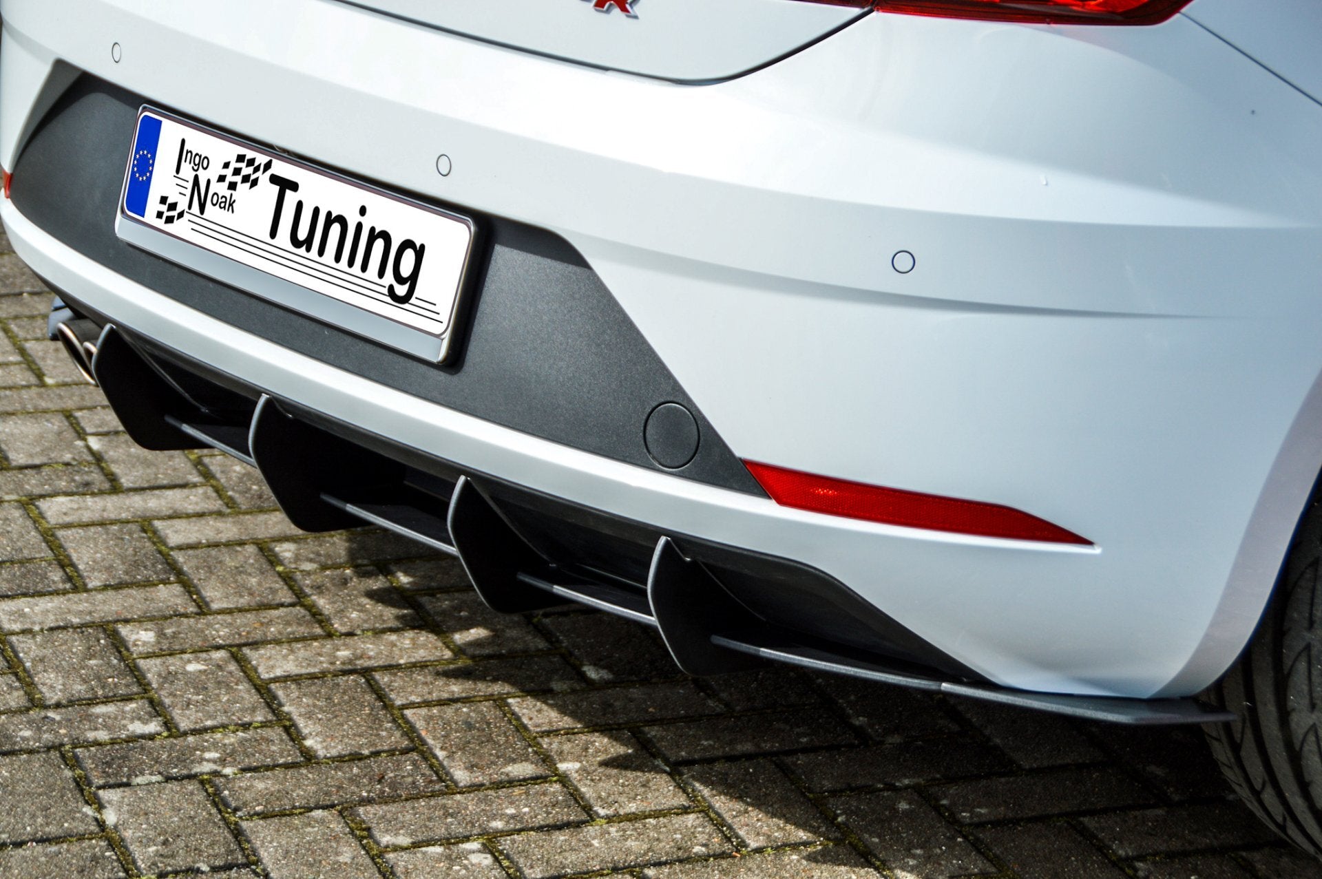 Gefräster Heckansatz mit Finnen für Seat Leon 5F FR von Ingo Noak Tuning, aus hochwertigem Material, detailreiche Verarbeitung
