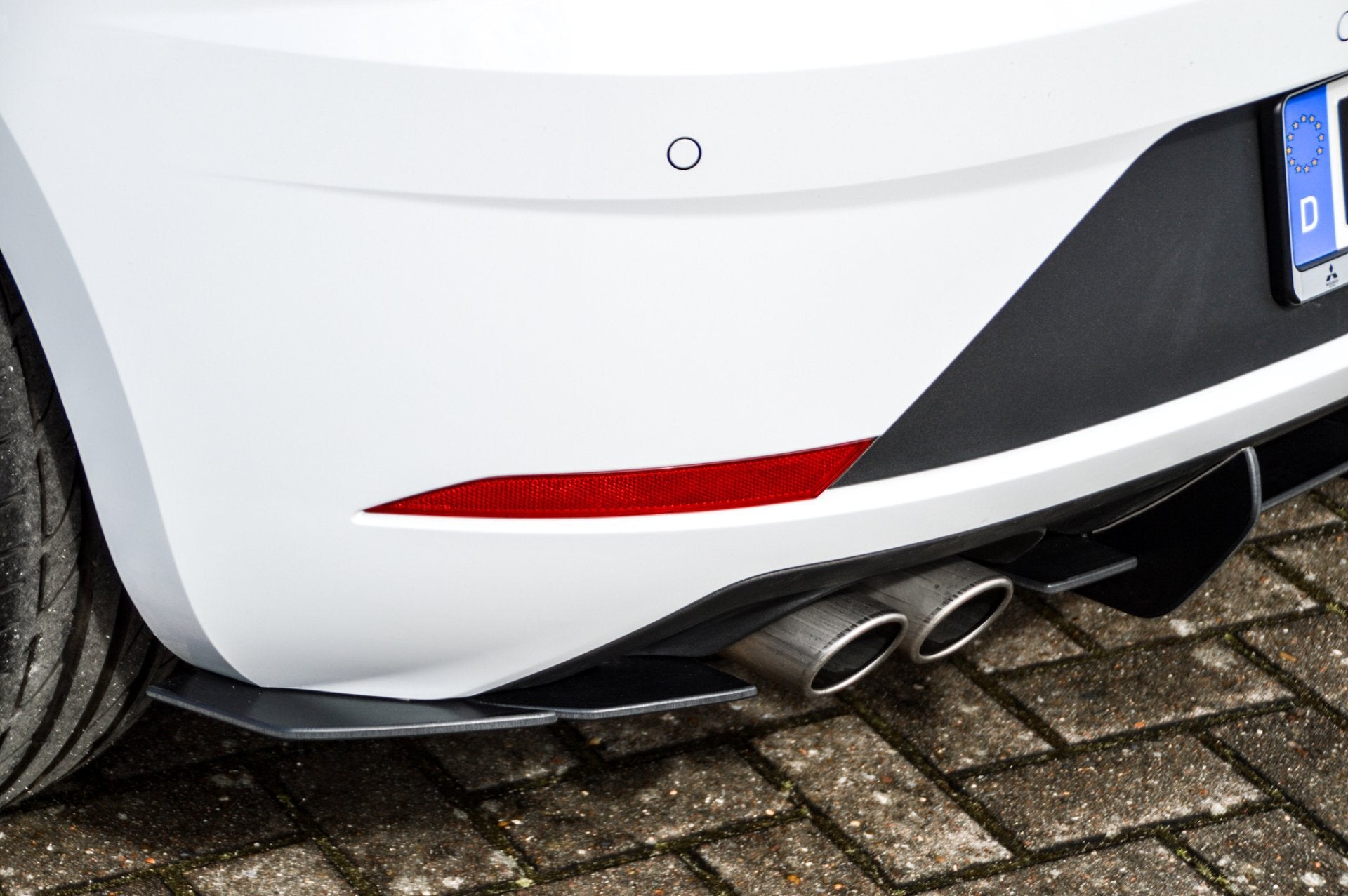 Gefräster Heckansatz mit Finnen für Seat Leon 5F FR von Ingo Noak Tuning, aus hochwertigem Material, zeigt das Design im Detail