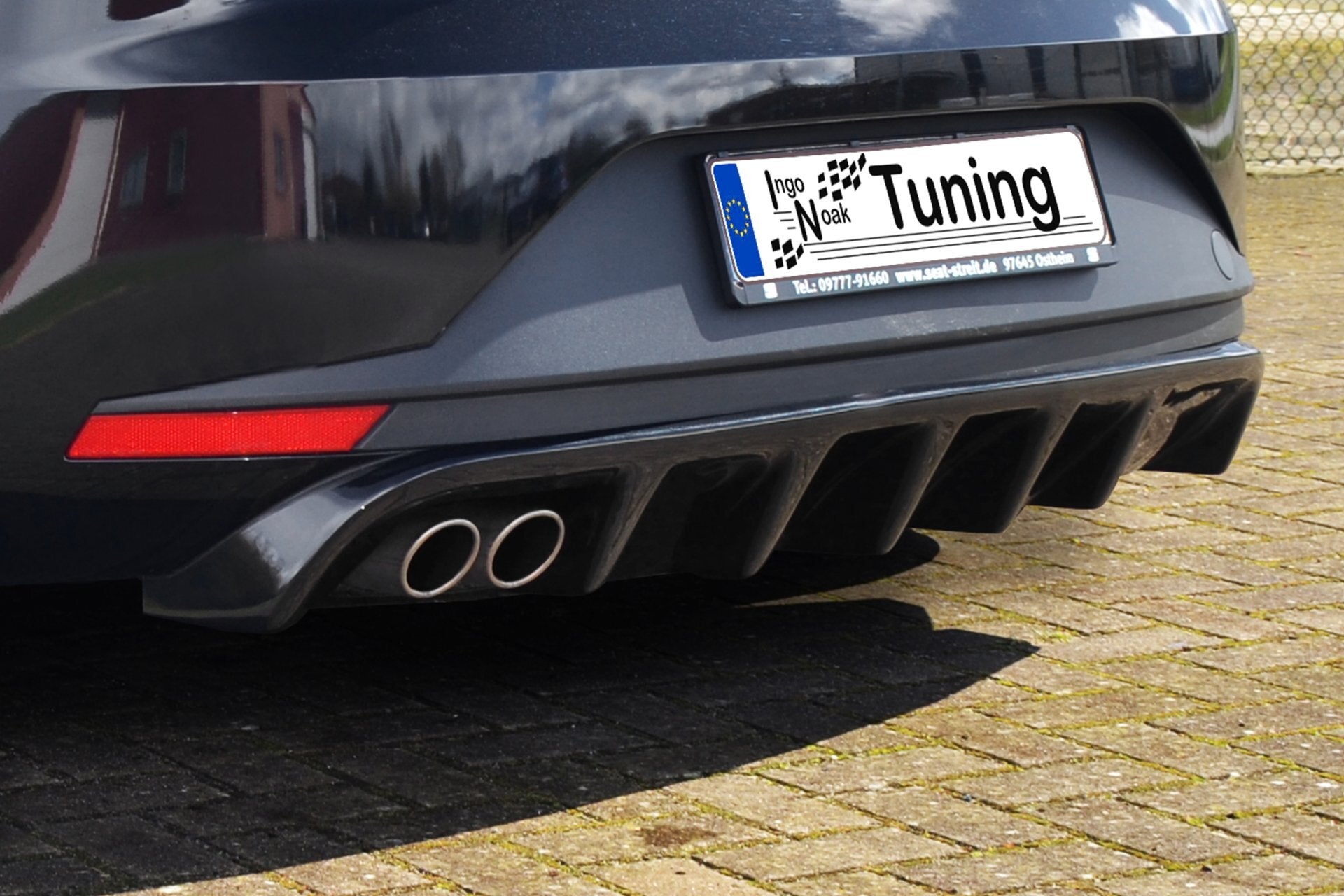 Heckdiffusor für Seat Leon 3 5F von Ingo Noak Tuning, zeigt den schwarzen Heckansatz und aerodynamisches Design