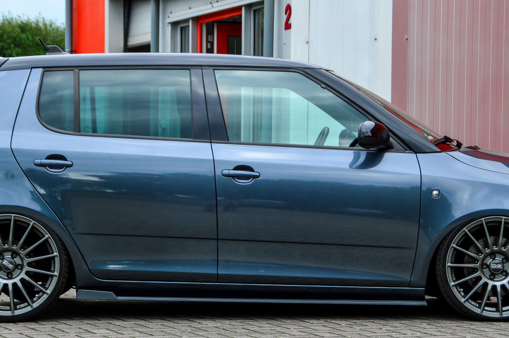 Seitenschweller mit Wing für Skoda Fabia RS 5J, Ingo Noak Tuning, schwarze Kunststoffoptik, sportliches Design, Auto-Upgrade