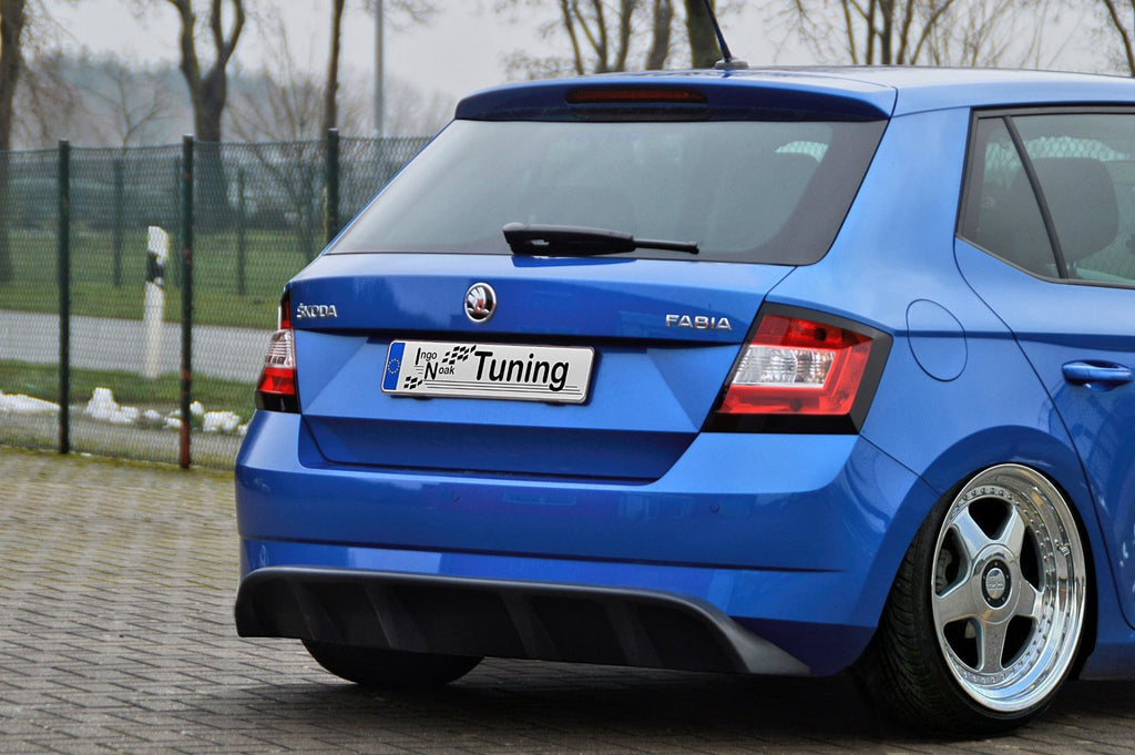 Heckdiffusor für Skoda Fabia 3 NJ von Ingo Noak Tuning, schwarze Kunststoffoptik, montiert am hinteren Fahrzeugende.