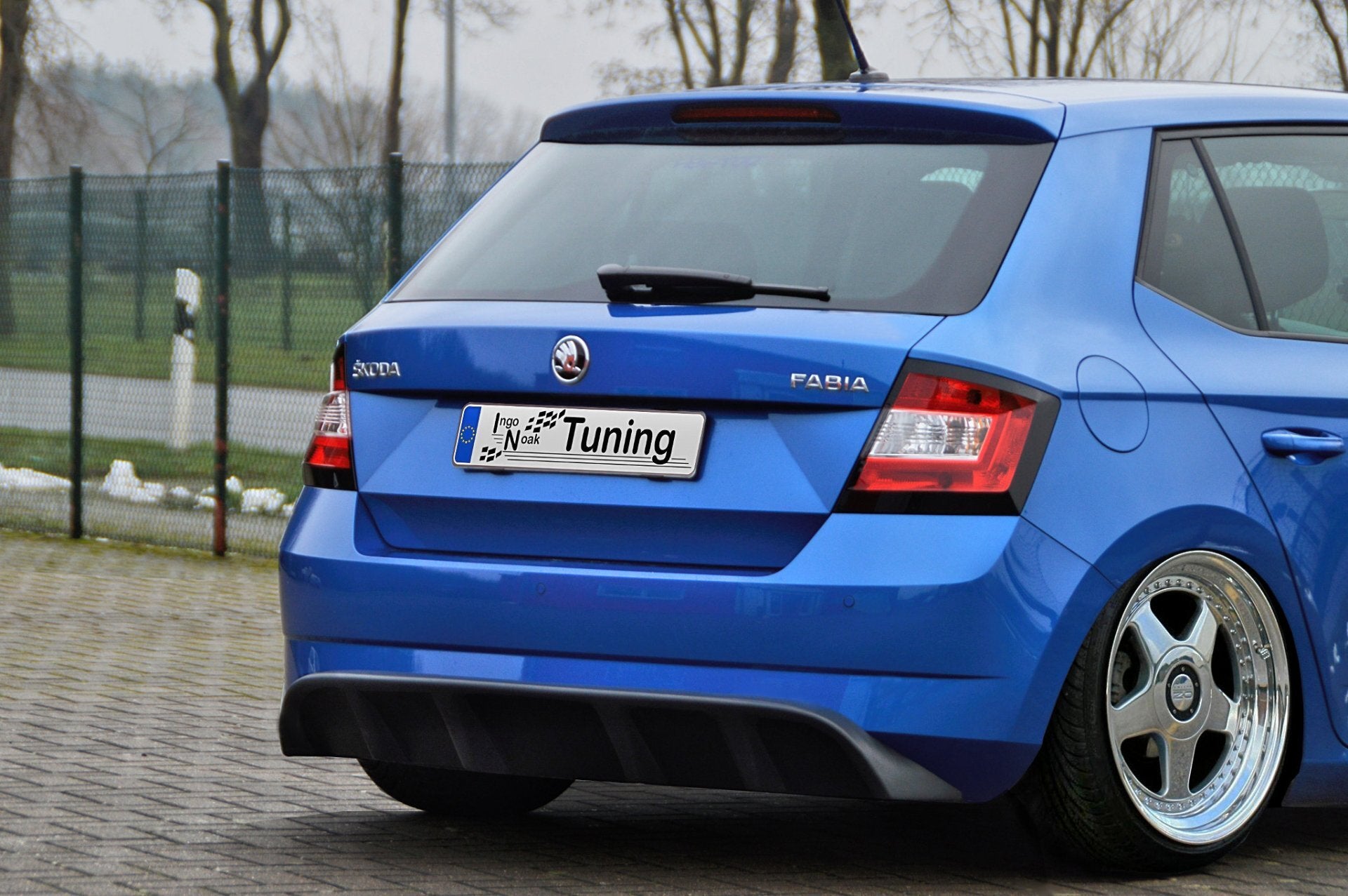 Heckdiffusor für Skoda Fabia 3 NJ von Ingo Noak Tuning, schwarze Kunststoffoptik, montiert am hinteren Fahrzeugende.